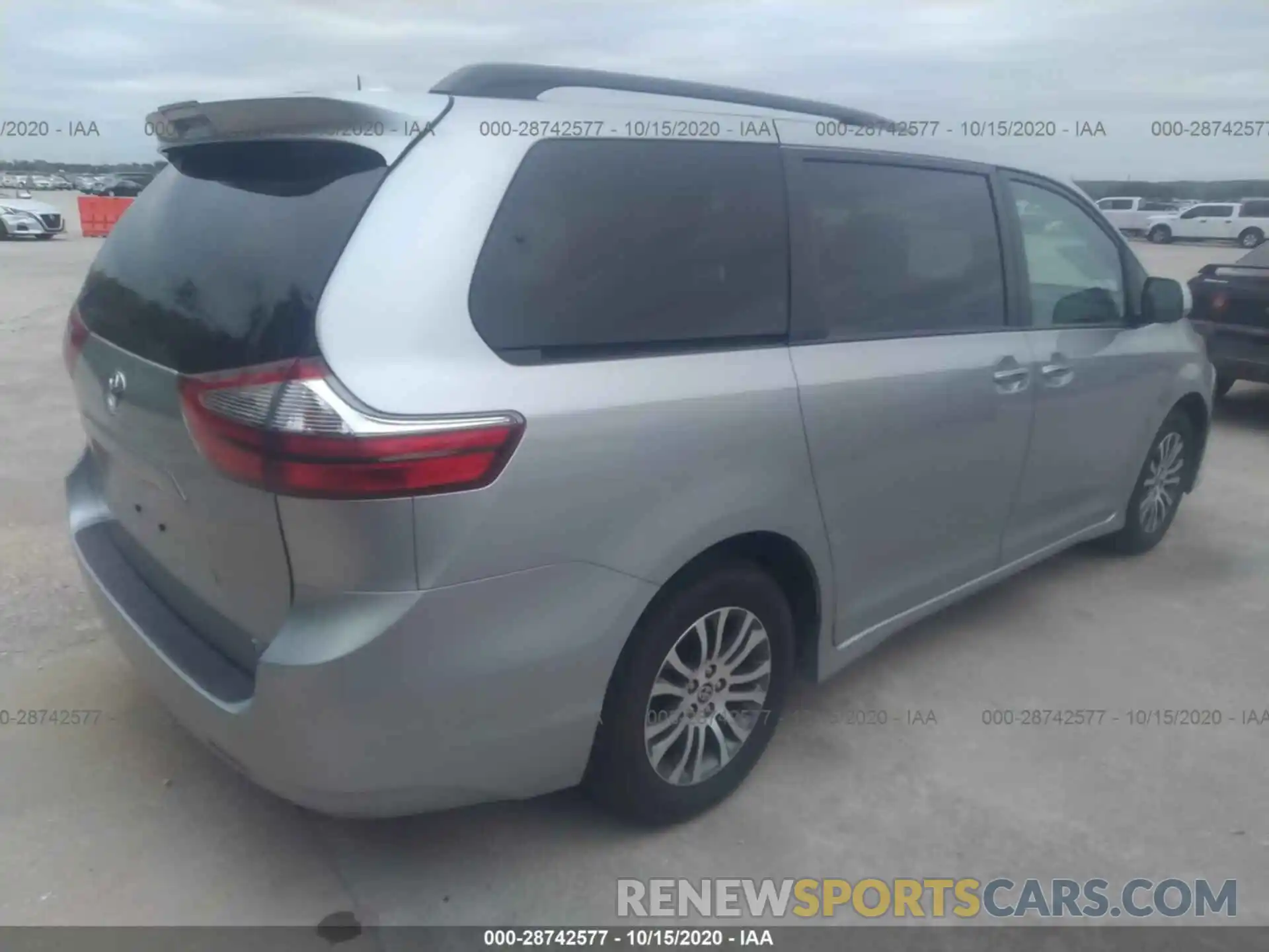 4 Photograph of a damaged car 5TDYZ3DC1LS064659 TOYOTA SIENNA 2020