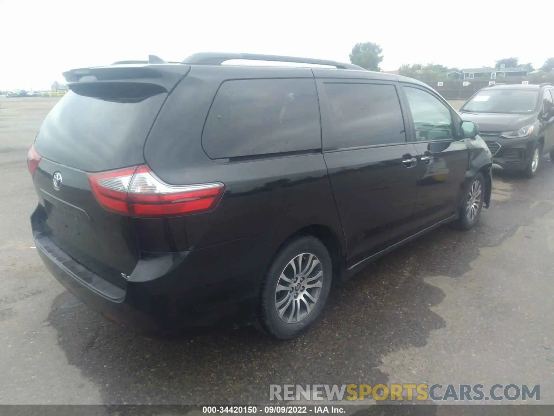 4 Photograph of a damaged car 5TDYZ3DC1LS070249 TOYOTA SIENNA 2020