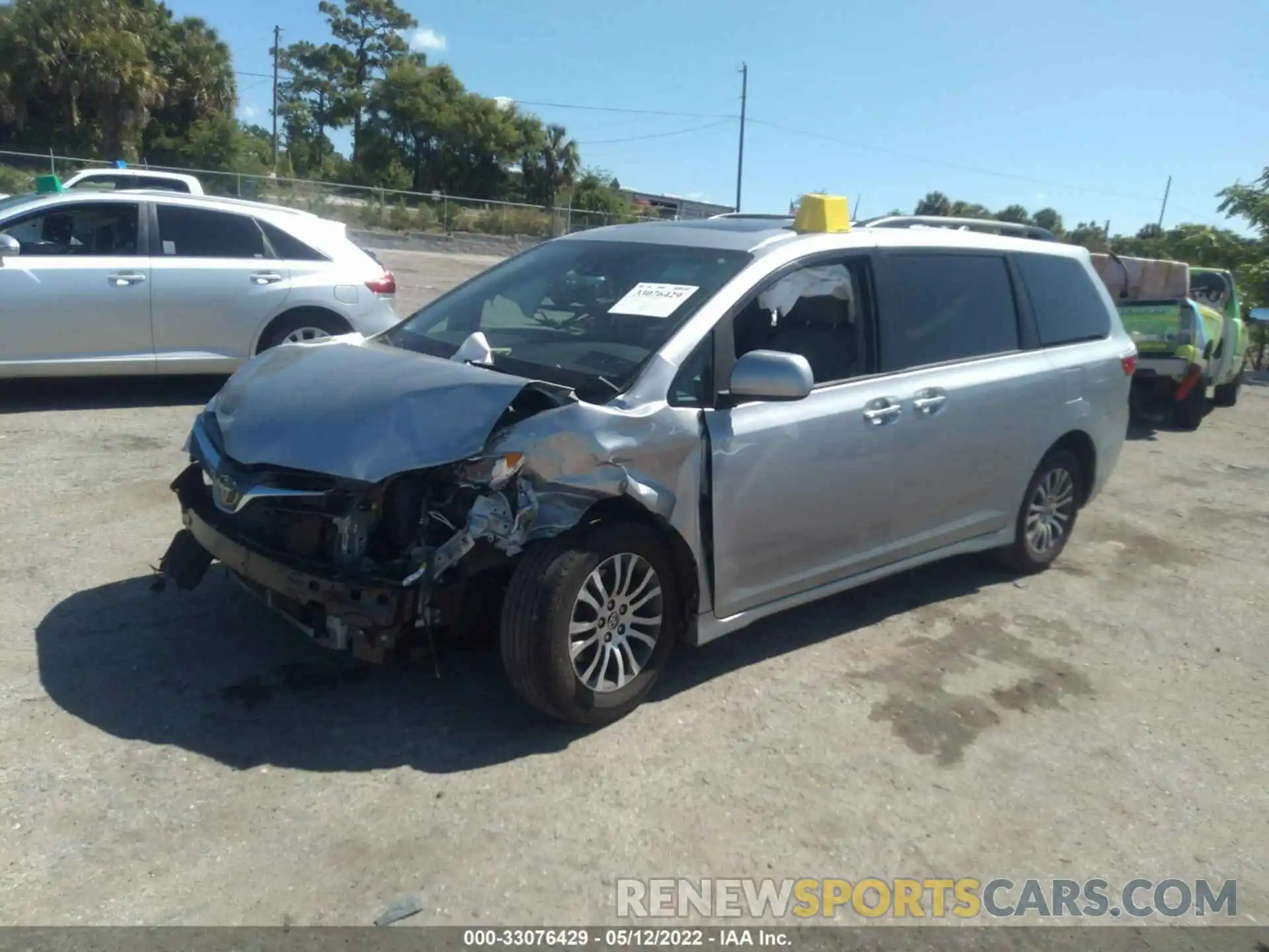 2 Photograph of a damaged car 5TDYZ3DC1LS086032 TOYOTA SIENNA 2020