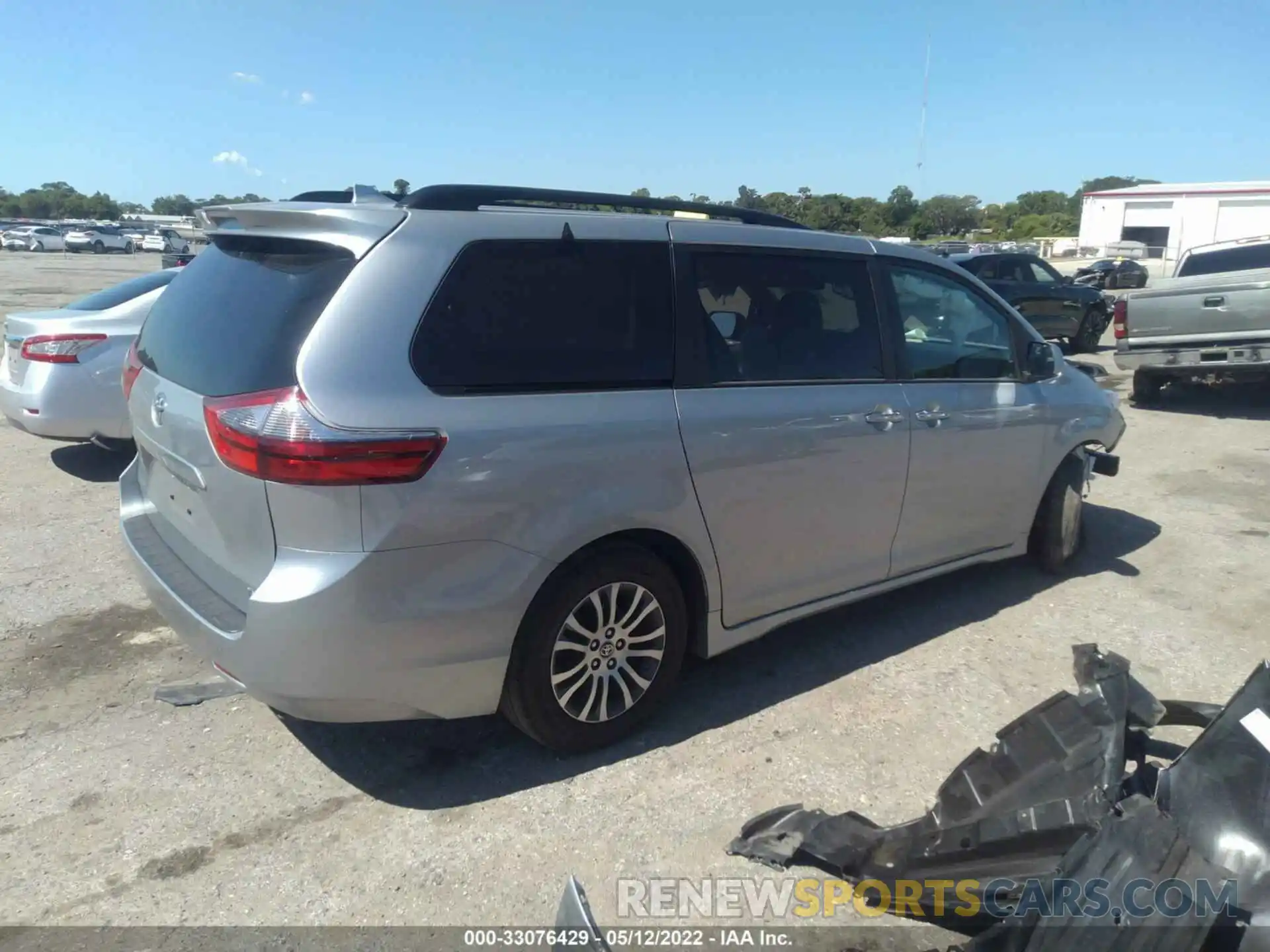 4 Photograph of a damaged car 5TDYZ3DC1LS086032 TOYOTA SIENNA 2020