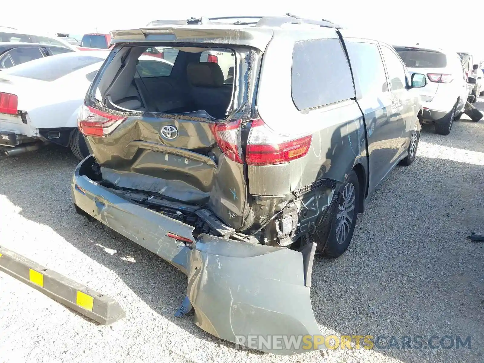 4 Photograph of a damaged car 5TDYZ3DC2LS041021 TOYOTA SIENNA 2020