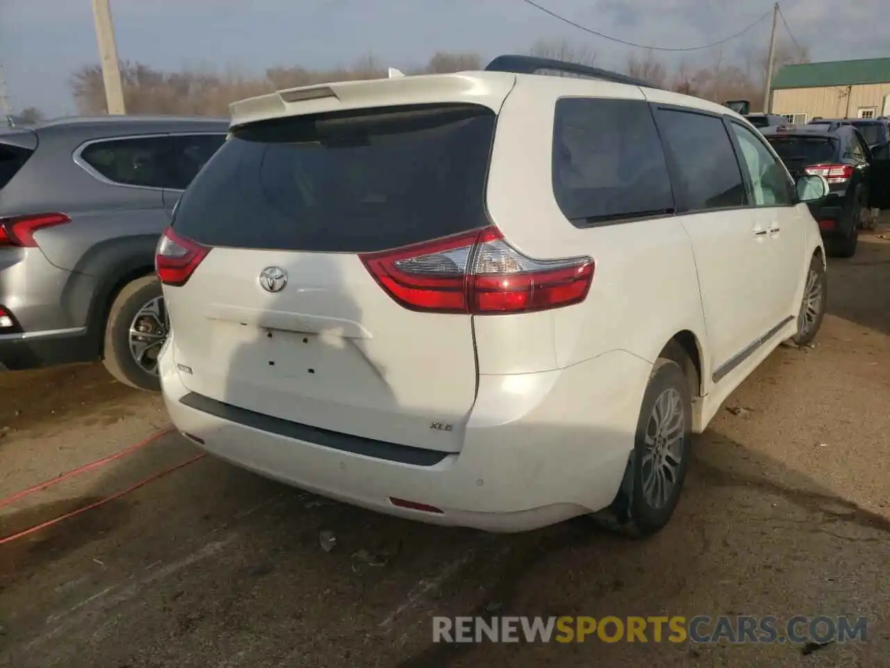 4 Photograph of a damaged car 5TDYZ3DC2LS045263 TOYOTA SIENNA 2020