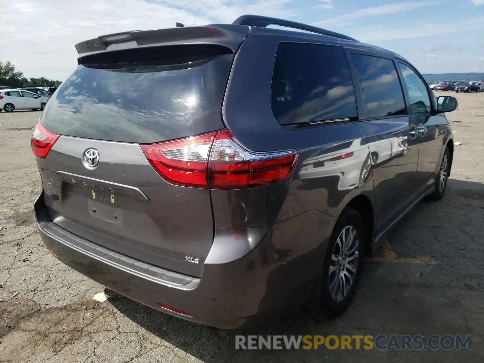 4 Photograph of a damaged car 5TDYZ3DC2LS050916 TOYOTA SIENNA 2020