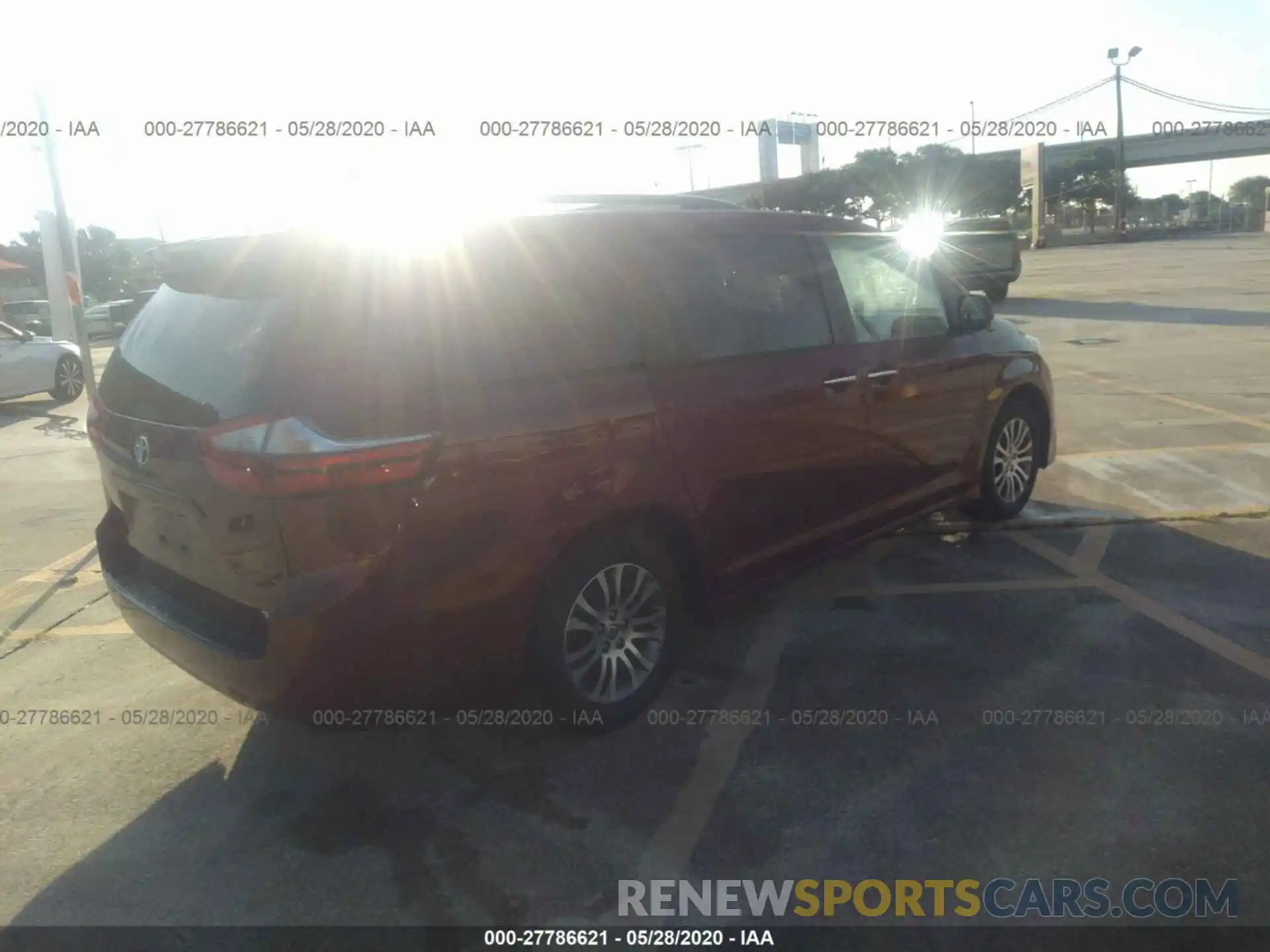 4 Photograph of a damaged car 5TDYZ3DC2LS061091 TOYOTA SIENNA 2020