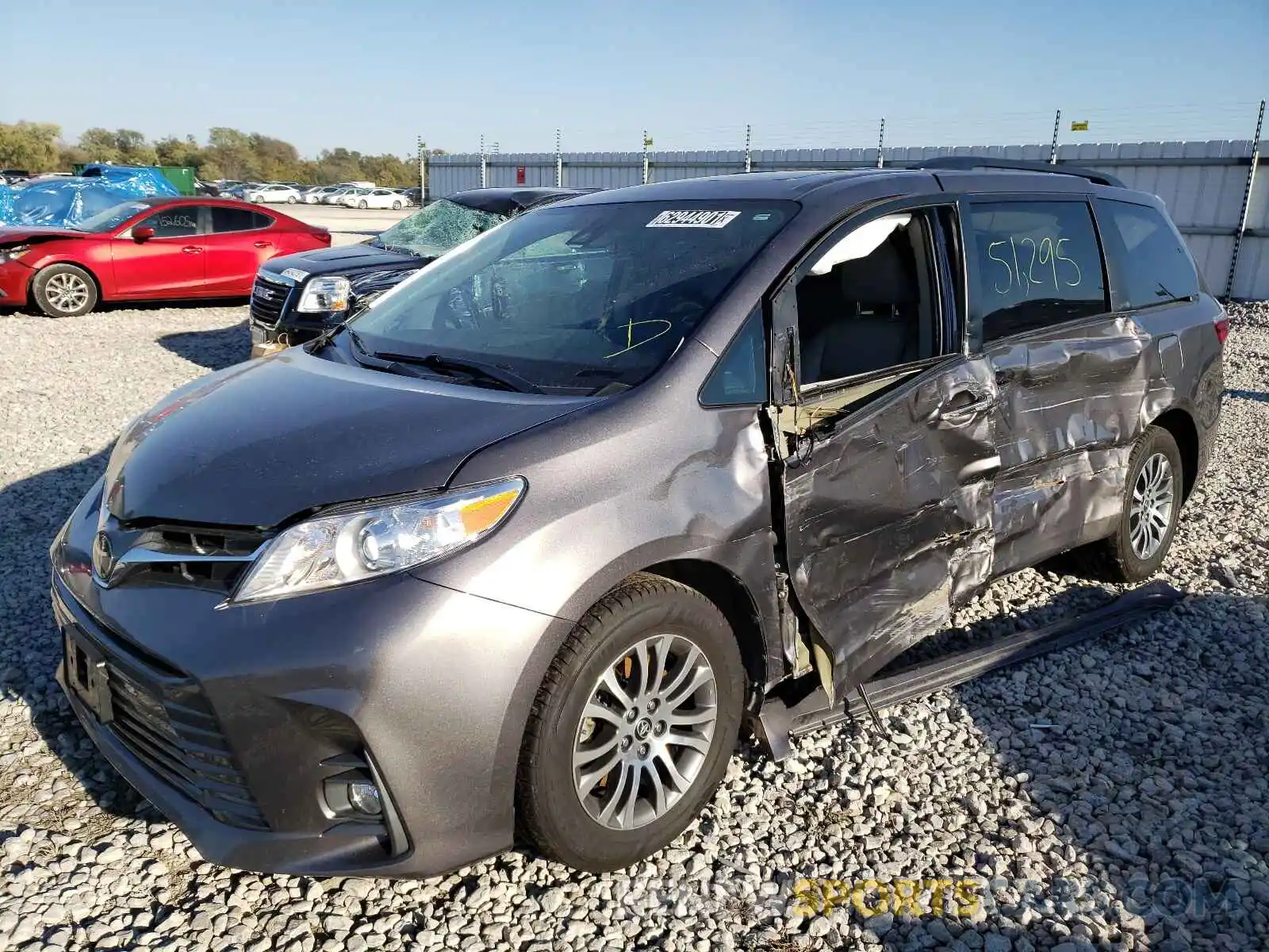 2 Photograph of a damaged car 5TDYZ3DC2LS061916 TOYOTA SIENNA 2020