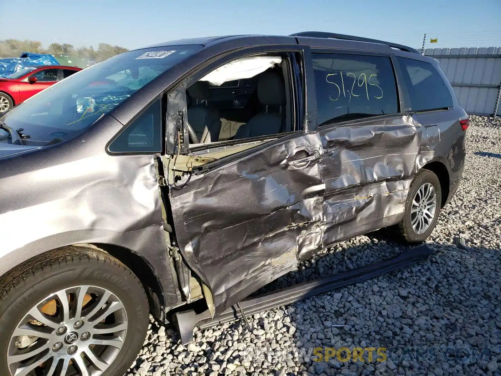 9 Photograph of a damaged car 5TDYZ3DC2LS061916 TOYOTA SIENNA 2020