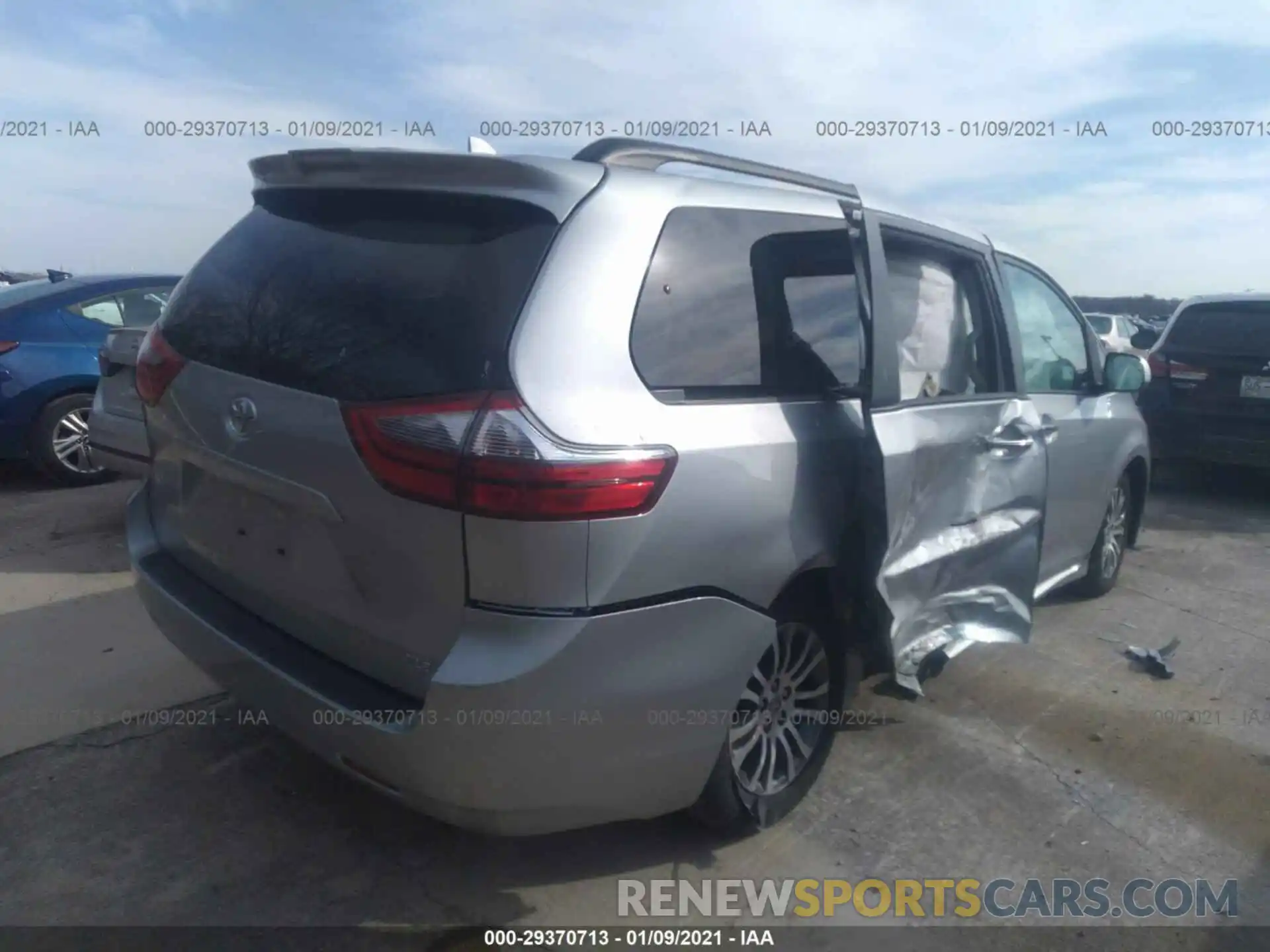 4 Photograph of a damaged car 5TDYZ3DC2LS067599 TOYOTA SIENNA 2020