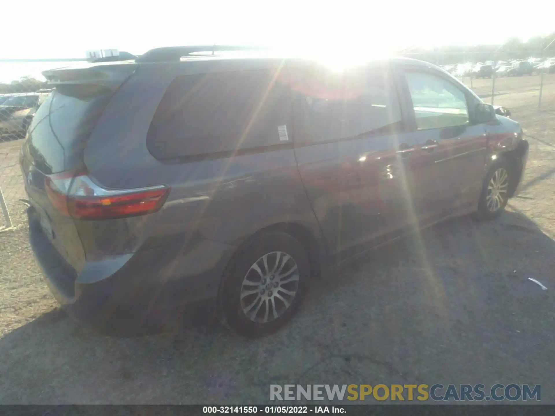 4 Photograph of a damaged car 5TDYZ3DC2LS085892 TOYOTA SIENNA 2020