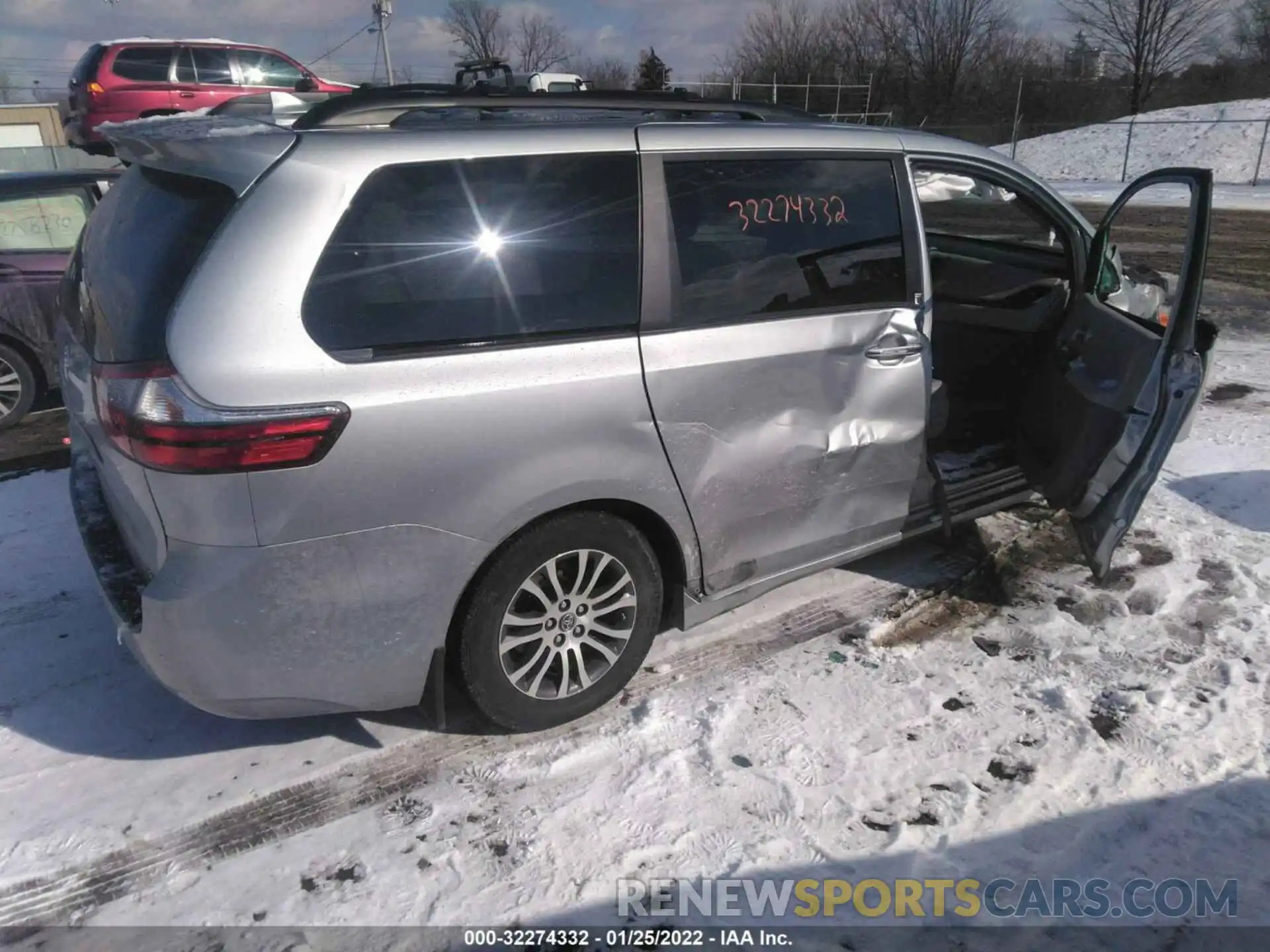 4 Photograph of a damaged car 5TDYZ3DC3LS031517 TOYOTA SIENNA 2020