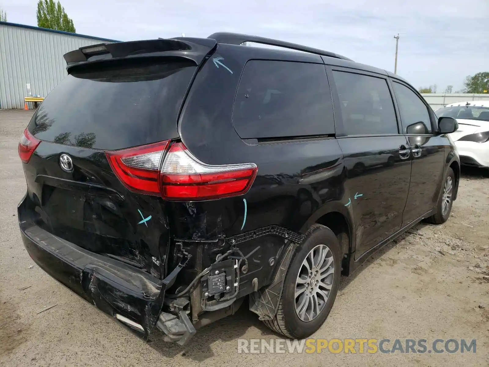 4 Photograph of a damaged car 5TDYZ3DC3LS036992 TOYOTA SIENNA 2020