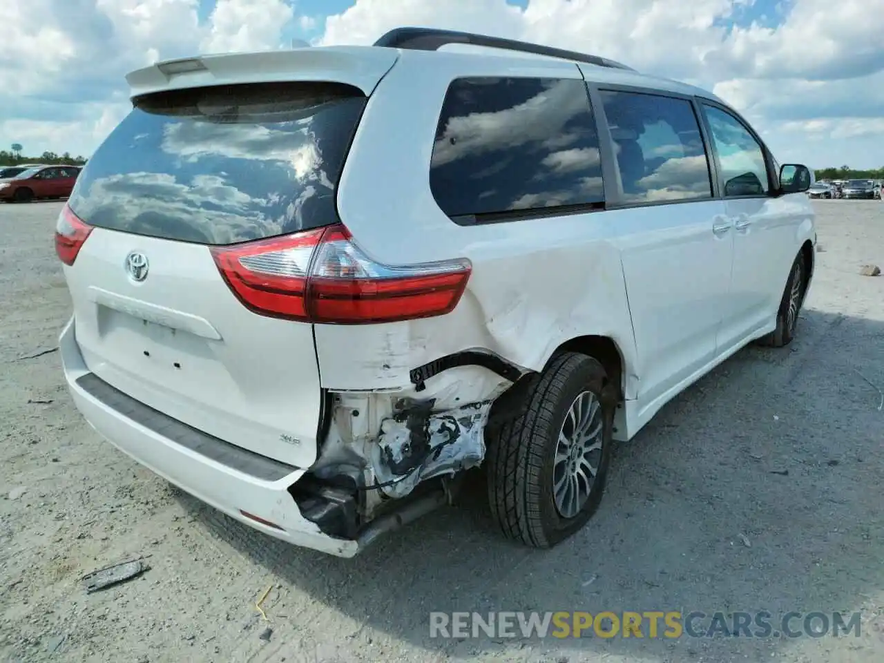 4 Photograph of a damaged car 5TDYZ3DC3LS039469 TOYOTA SIENNA 2020