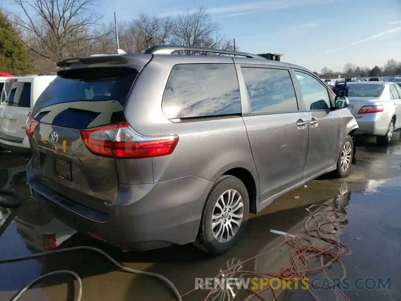 4 Photograph of a damaged car 5TDYZ3DC3LS043957 TOYOTA SIENNA 2020