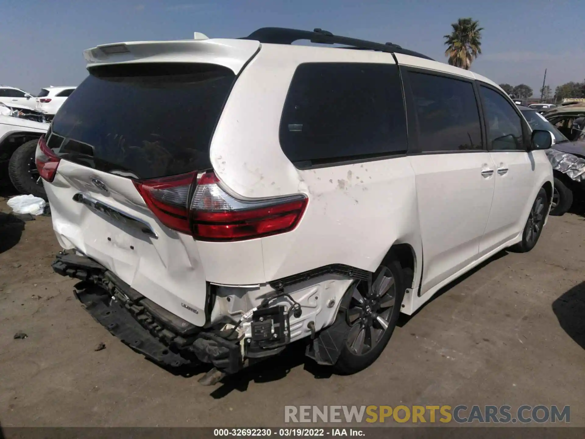 4 Photograph of a damaged car 5TDYZ3DC3LS053405 TOYOTA SIENNA 2020