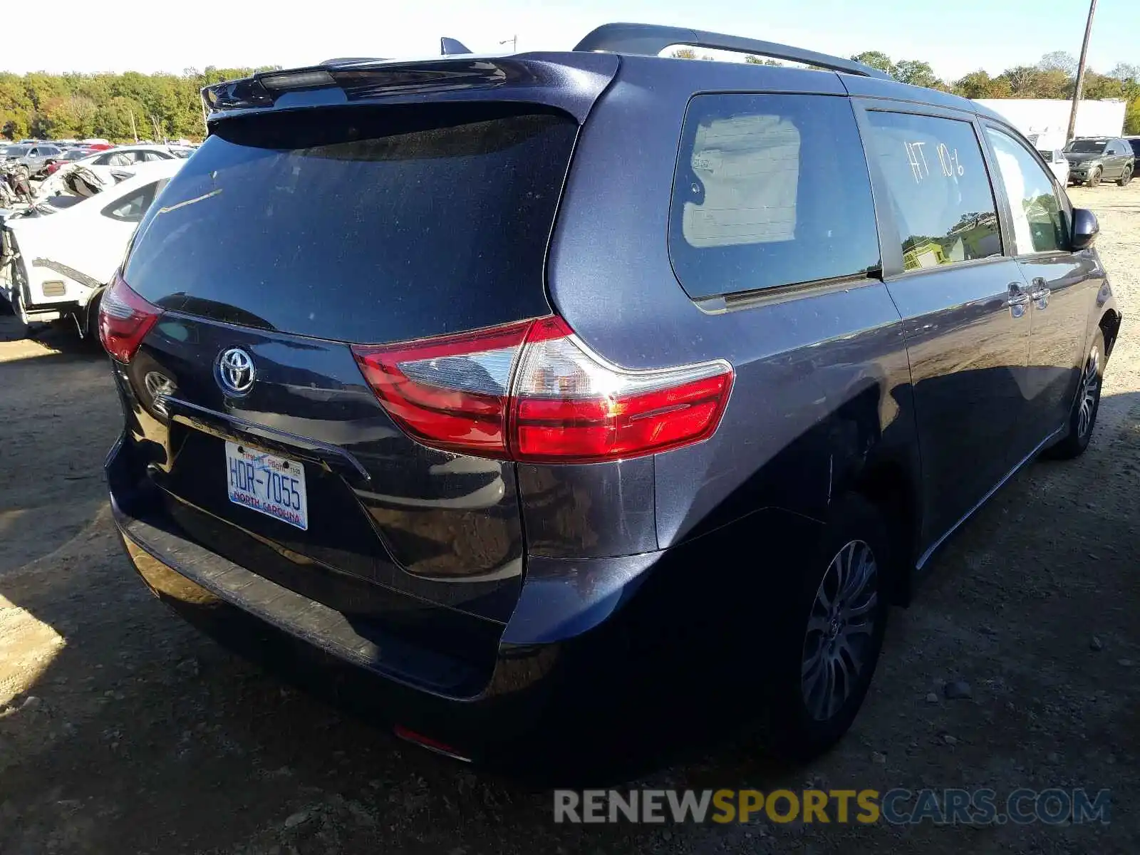 4 Photograph of a damaged car 5TDYZ3DC3LS054246 TOYOTA SIENNA 2020