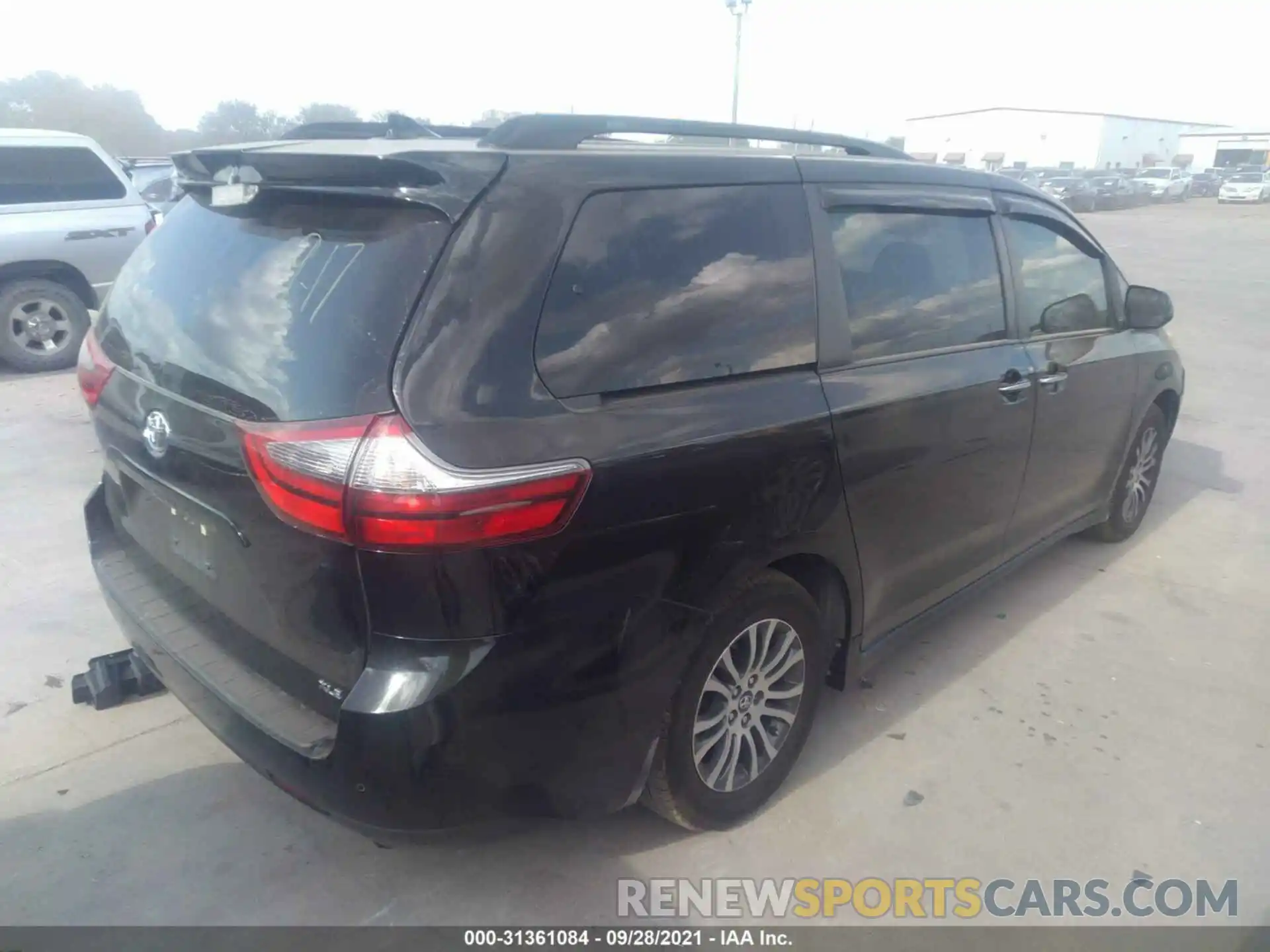 4 Photograph of a damaged car 5TDYZ3DC3LS056627 TOYOTA SIENNA 2020