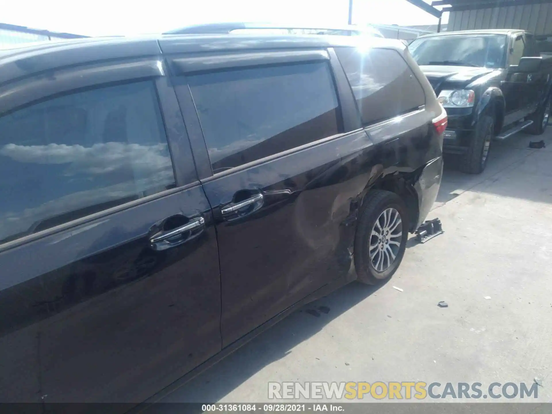 6 Photograph of a damaged car 5TDYZ3DC3LS056627 TOYOTA SIENNA 2020