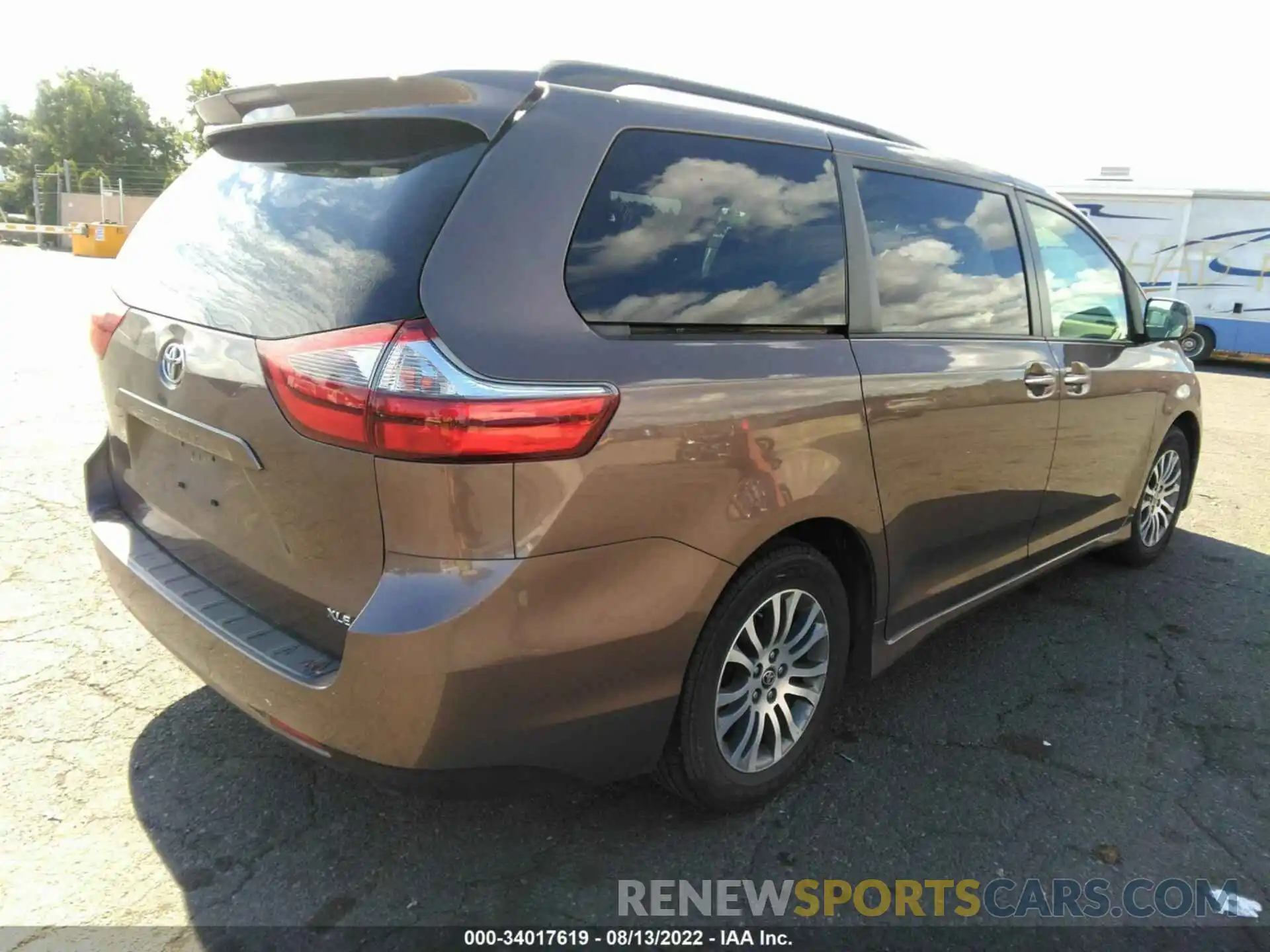 4 Photograph of a damaged car 5TDYZ3DC3LS057518 TOYOTA SIENNA 2020