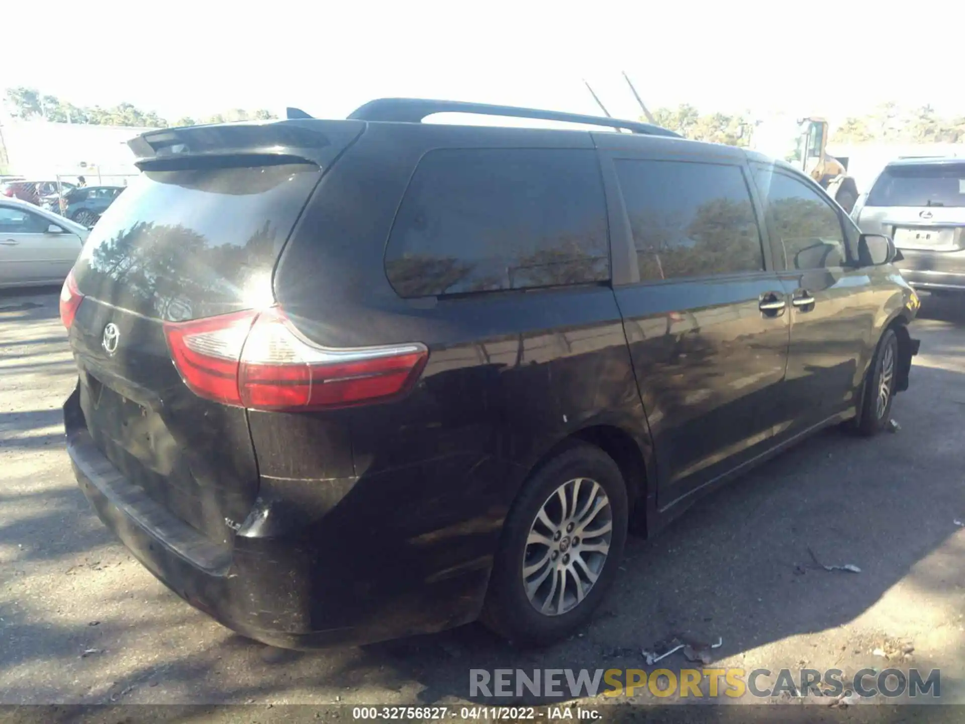 4 Photograph of a damaged car 5TDYZ3DC3LS059303 TOYOTA SIENNA 2020