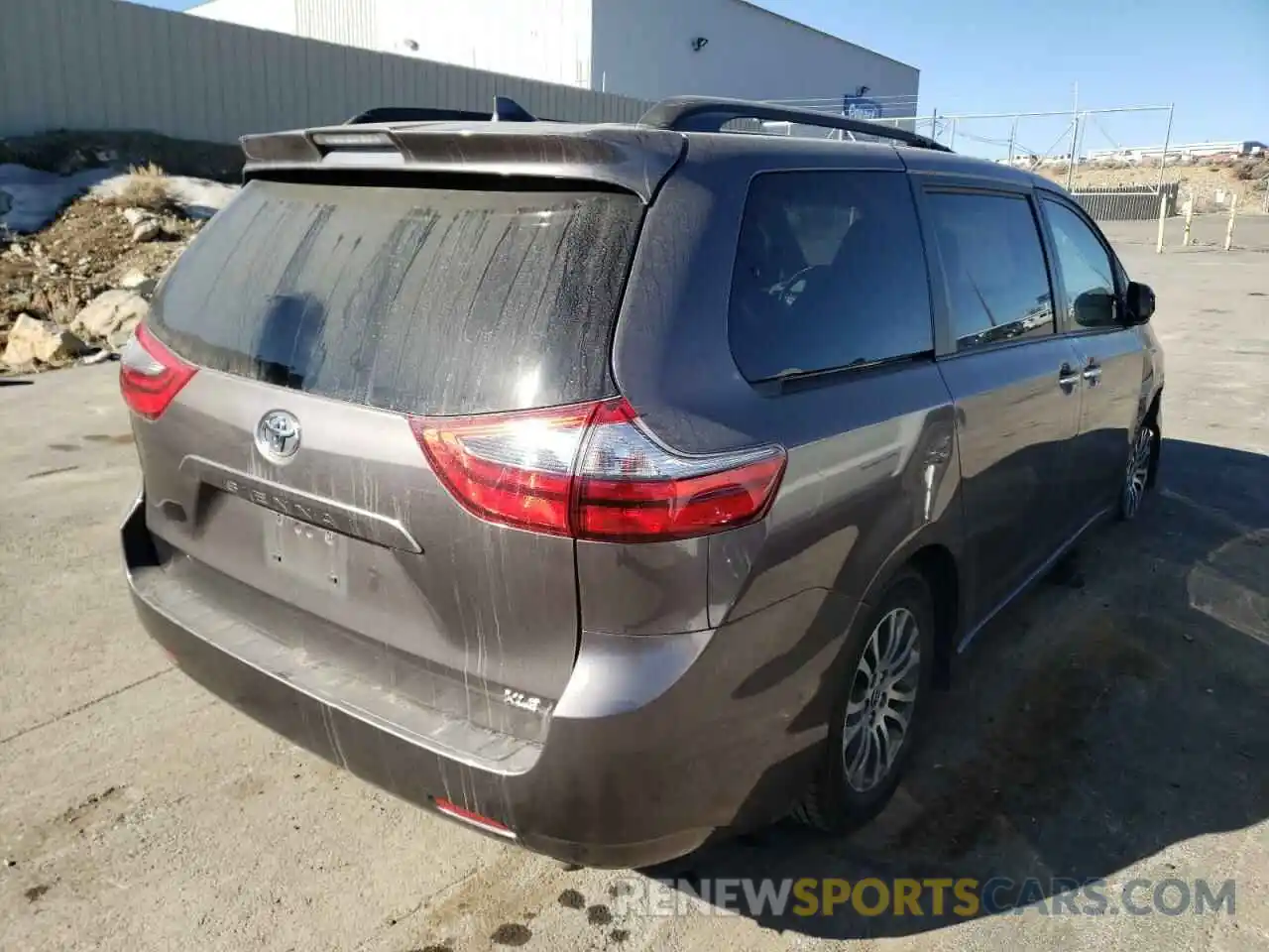 4 Photograph of a damaged car 5TDYZ3DC3LS069961 TOYOTA SIENNA 2020