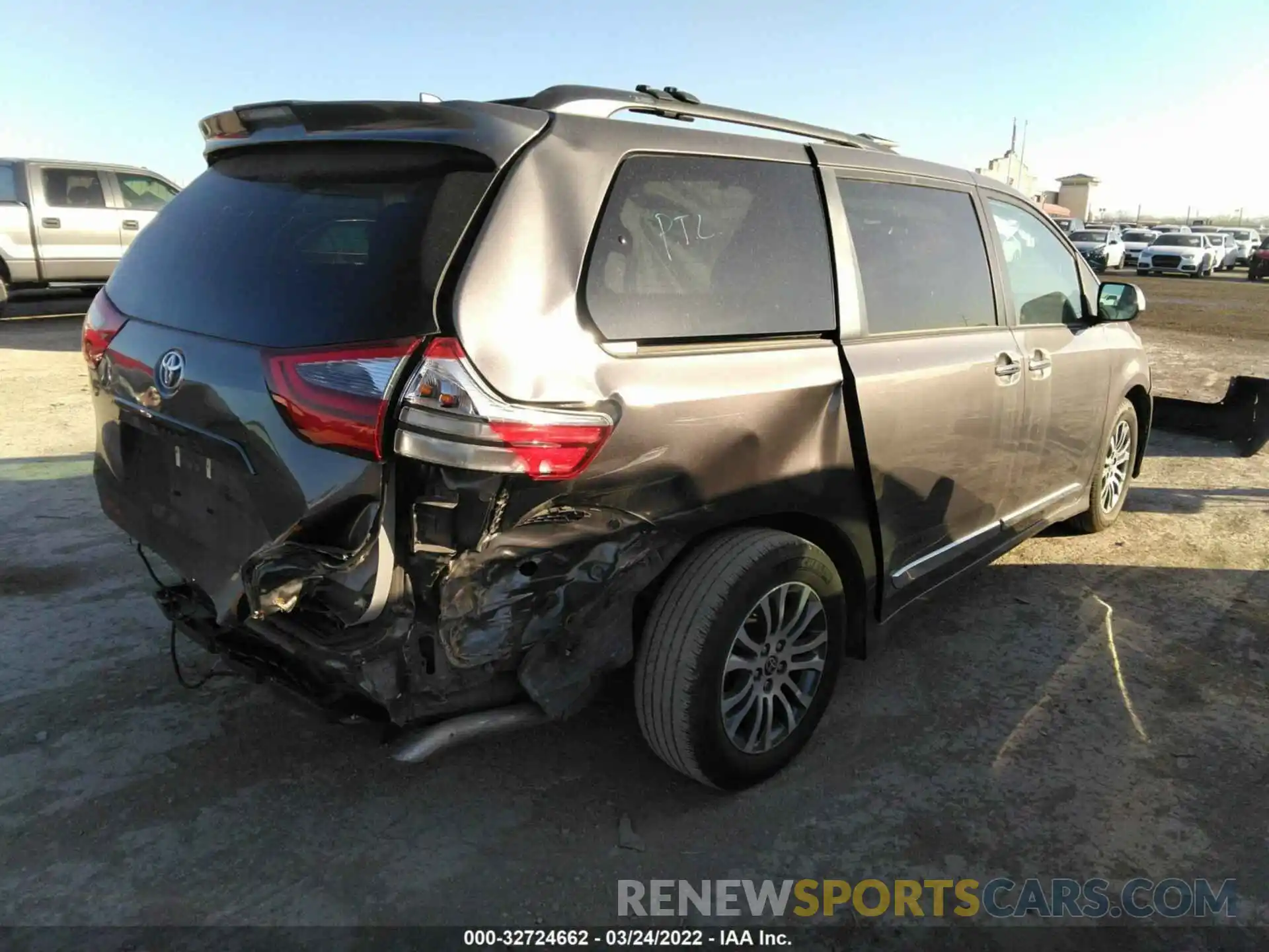 4 Photograph of a damaged car 5TDYZ3DC3LS074660 TOYOTA SIENNA 2020