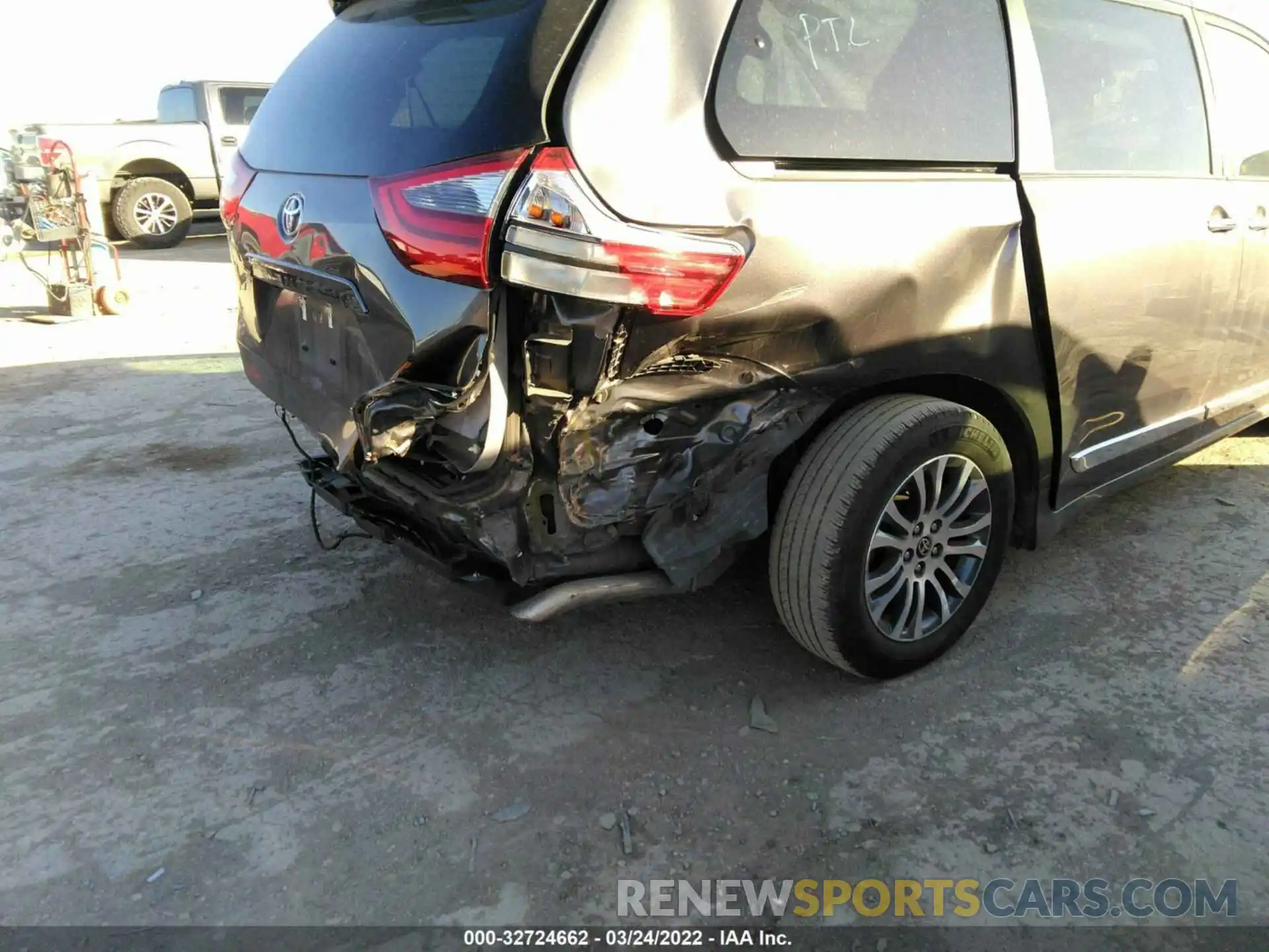 6 Photograph of a damaged car 5TDYZ3DC3LS074660 TOYOTA SIENNA 2020