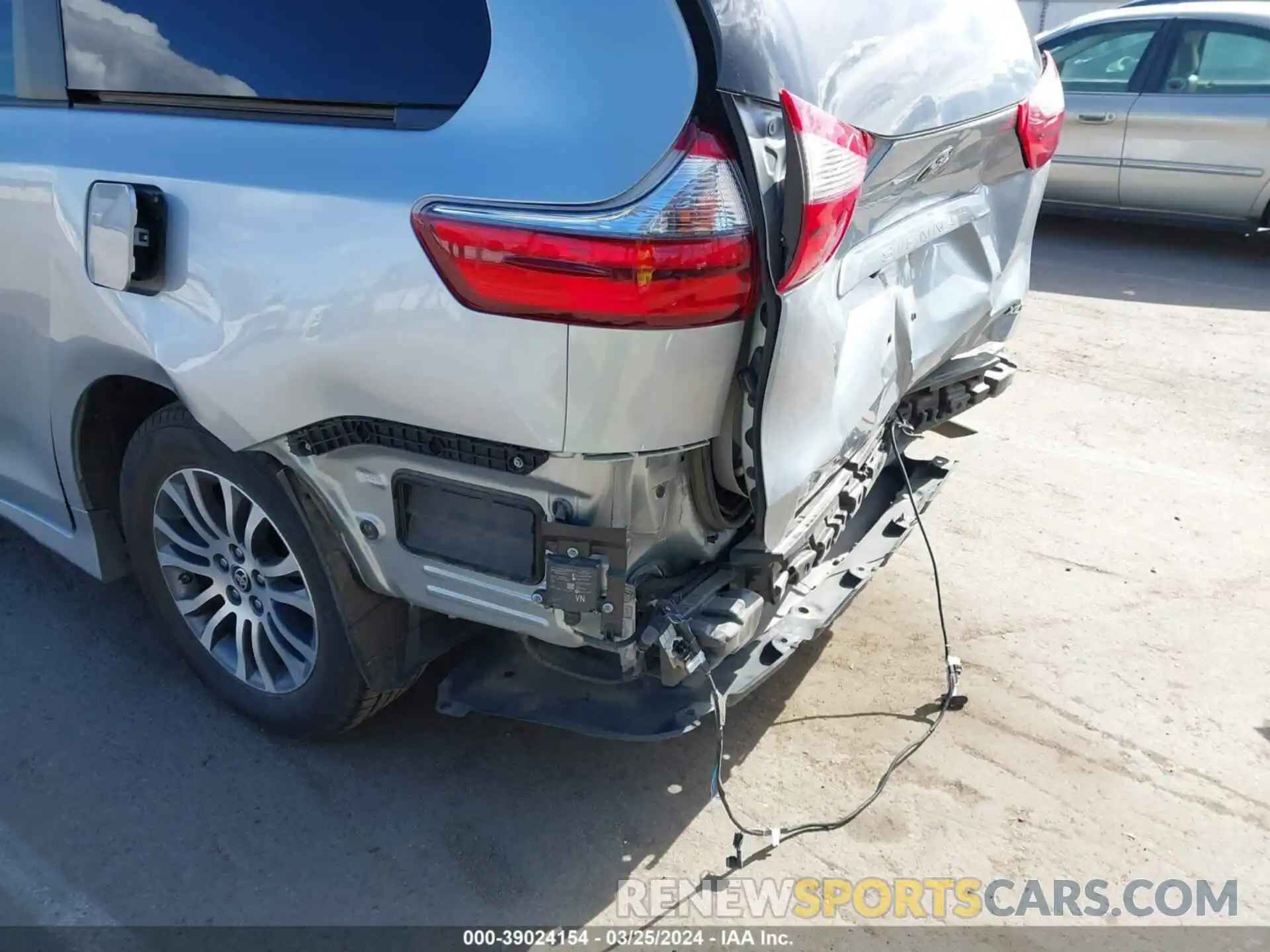 18 Photograph of a damaged car 5TDYZ3DC3LS087733 TOYOTA SIENNA 2020