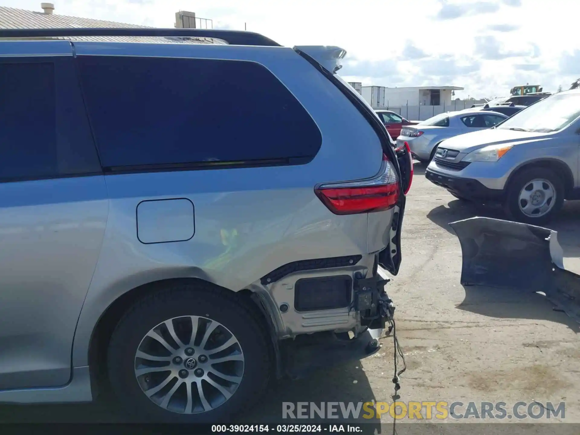 19 Photograph of a damaged car 5TDYZ3DC3LS087733 TOYOTA SIENNA 2020