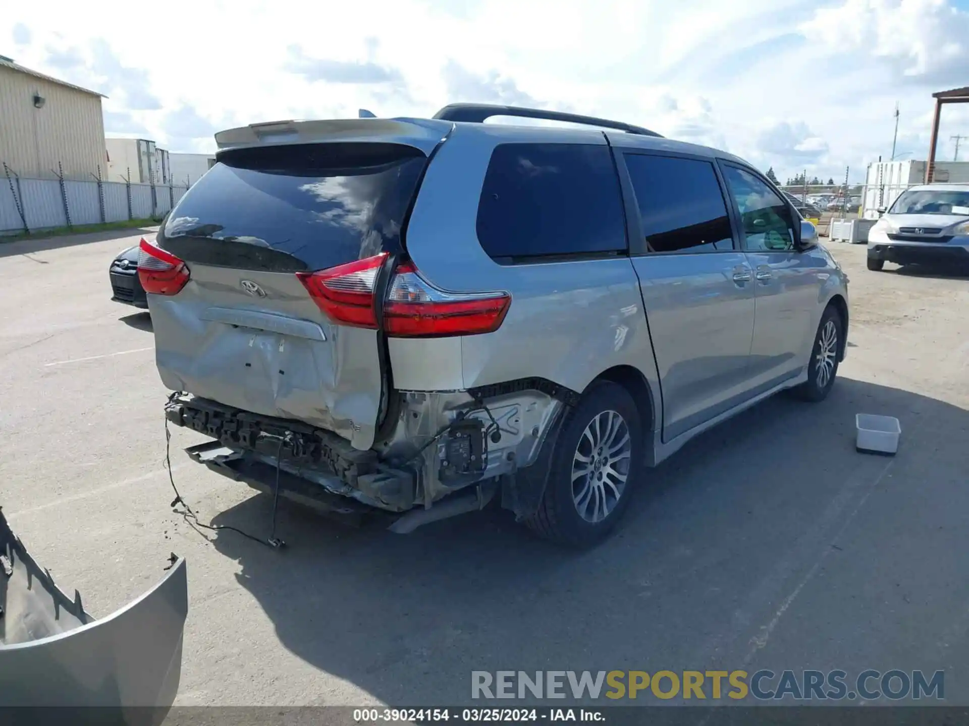 4 Photograph of a damaged car 5TDYZ3DC3LS087733 TOYOTA SIENNA 2020