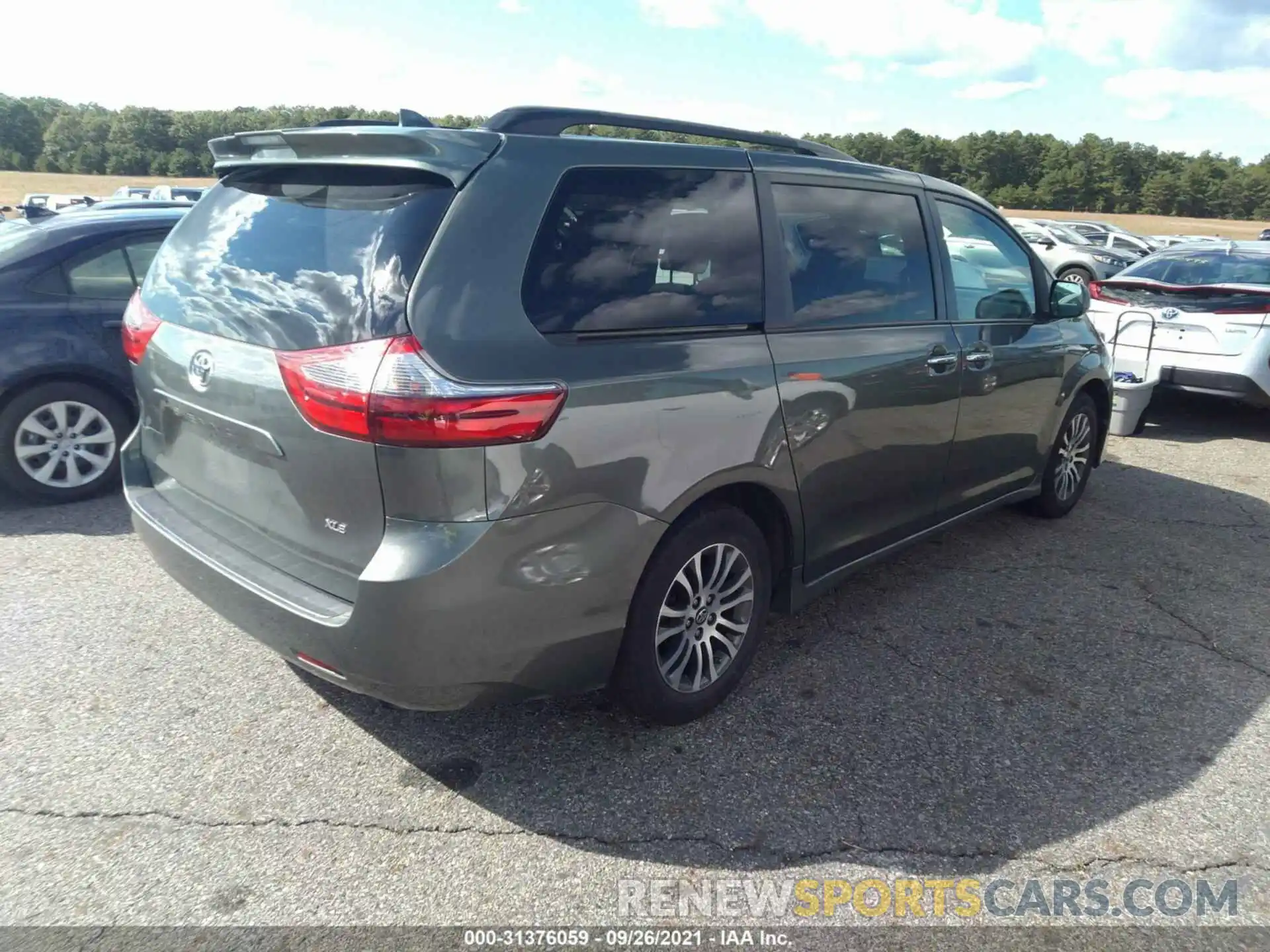 4 Photograph of a damaged car 5TDYZ3DC4LS031655 TOYOTA SIENNA 2020