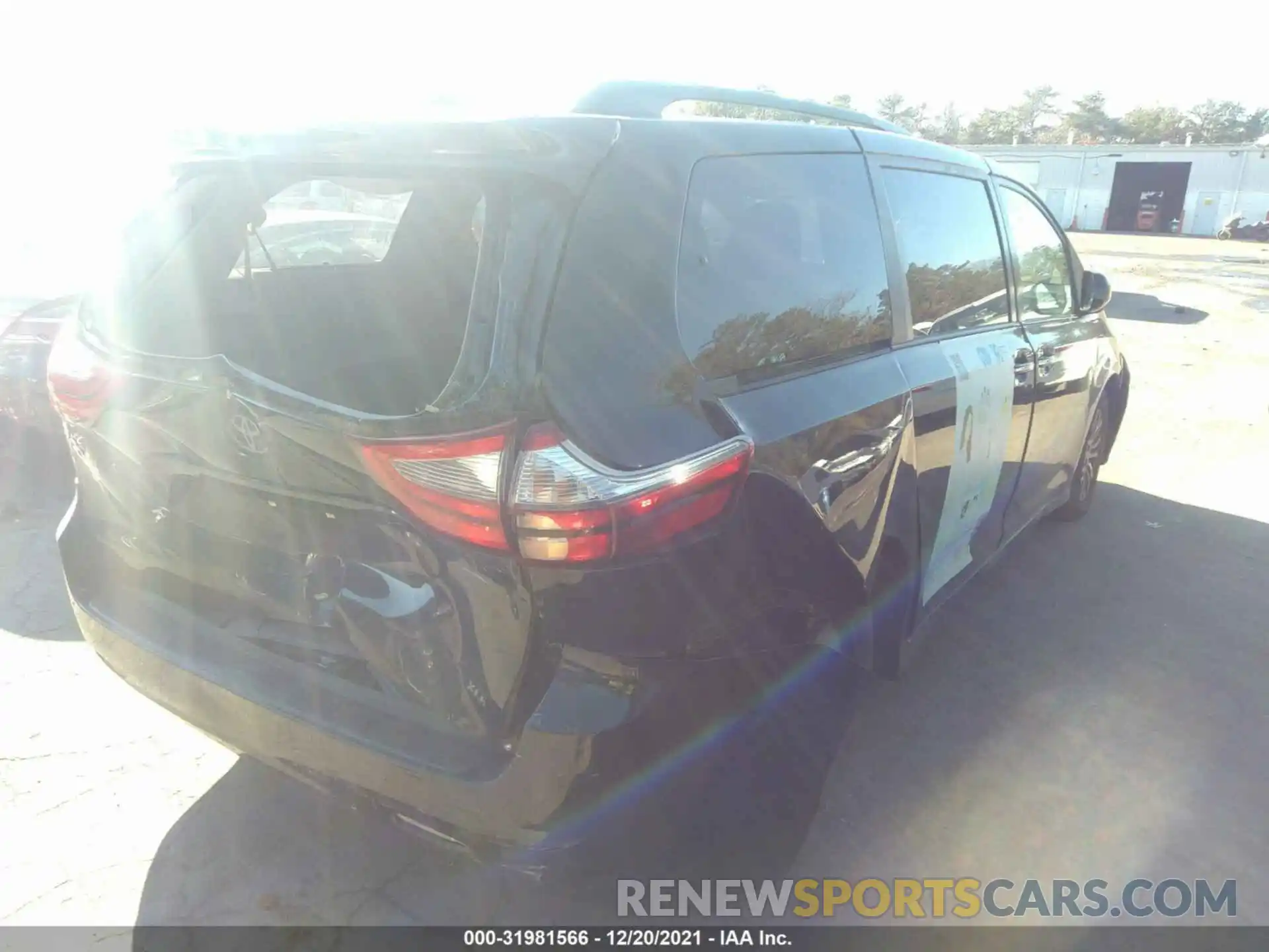 4 Photograph of a damaged car 5TDYZ3DC4LS032434 TOYOTA SIENNA 2020