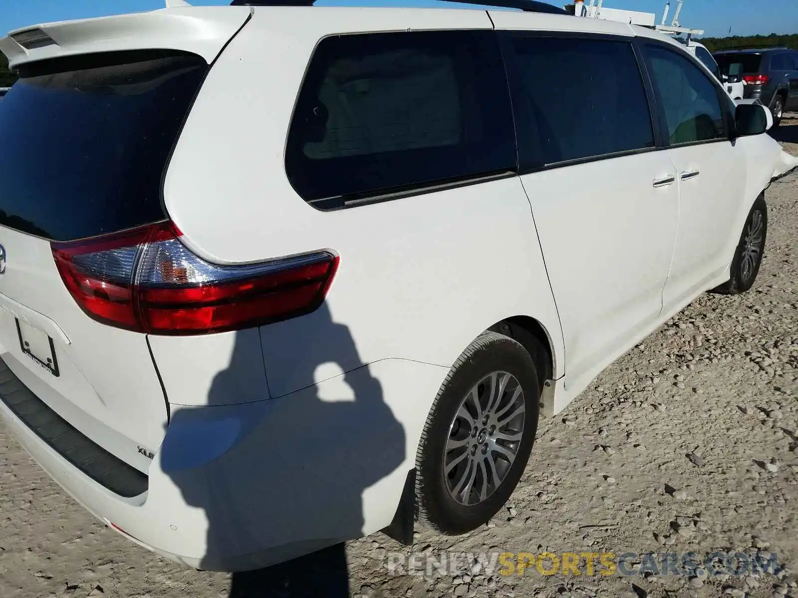 4 Photograph of a damaged car 5TDYZ3DC4LS034555 TOYOTA SIENNA 2020