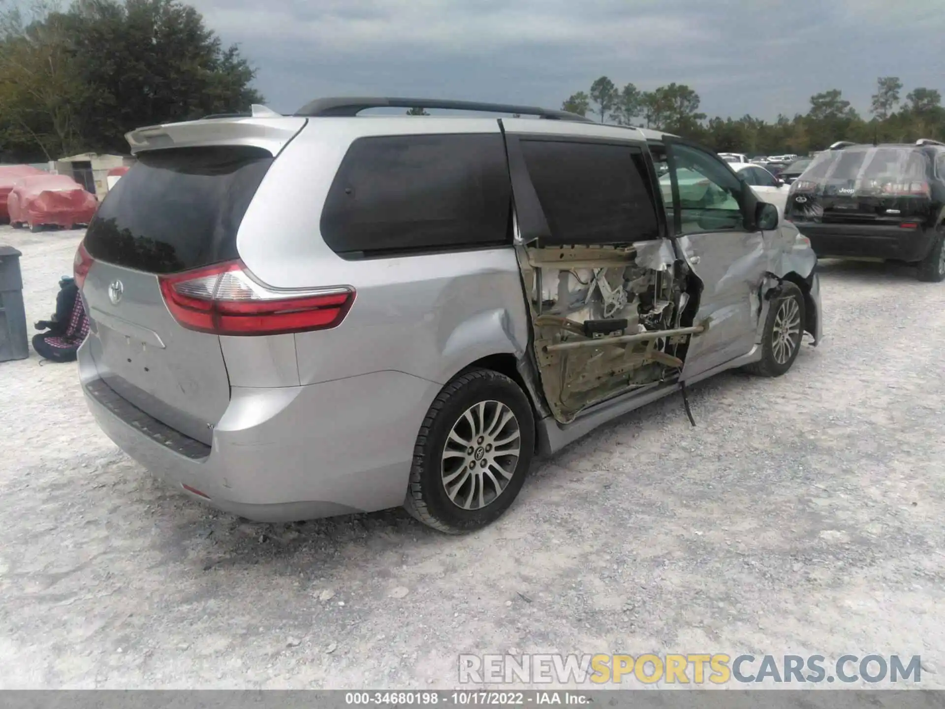 4 Photograph of a damaged car 5TDYZ3DC4LS042655 TOYOTA SIENNA 2020