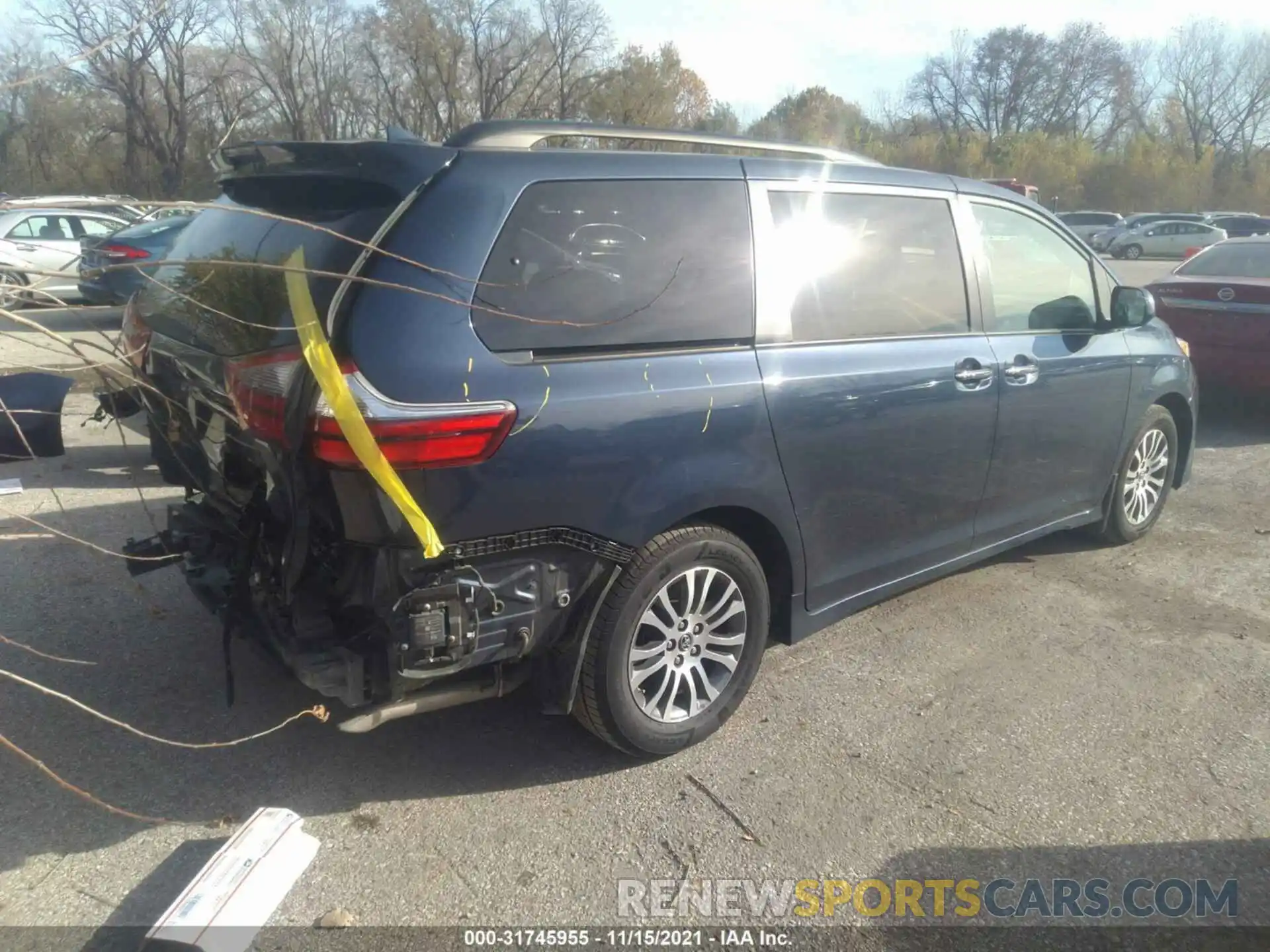 4 Photograph of a damaged car 5TDYZ3DC4LS050013 TOYOTA SIENNA 2020