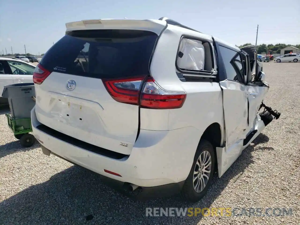 4 Photograph of a damaged car 5TDYZ3DC4LS066261 TOYOTA SIENNA 2020