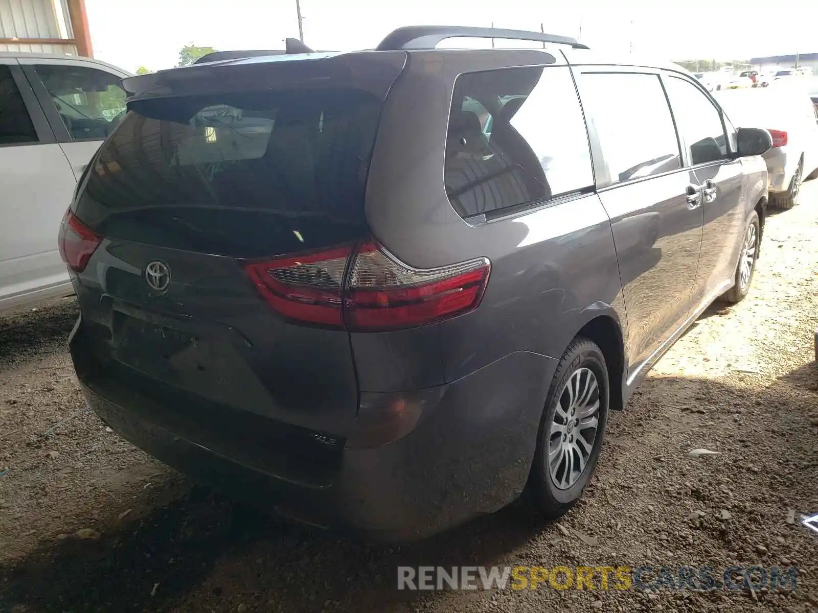 4 Photograph of a damaged car 5TDYZ3DC4LS081004 TOYOTA SIENNA 2020