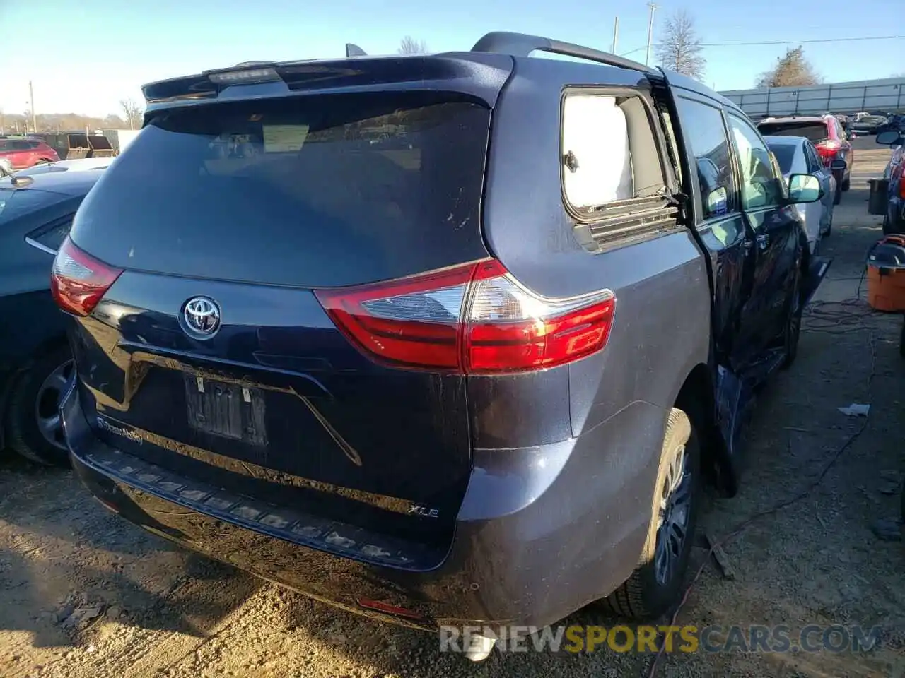 4 Photograph of a damaged car 5TDYZ3DC4LS084128 TOYOTA SIENNA 2020