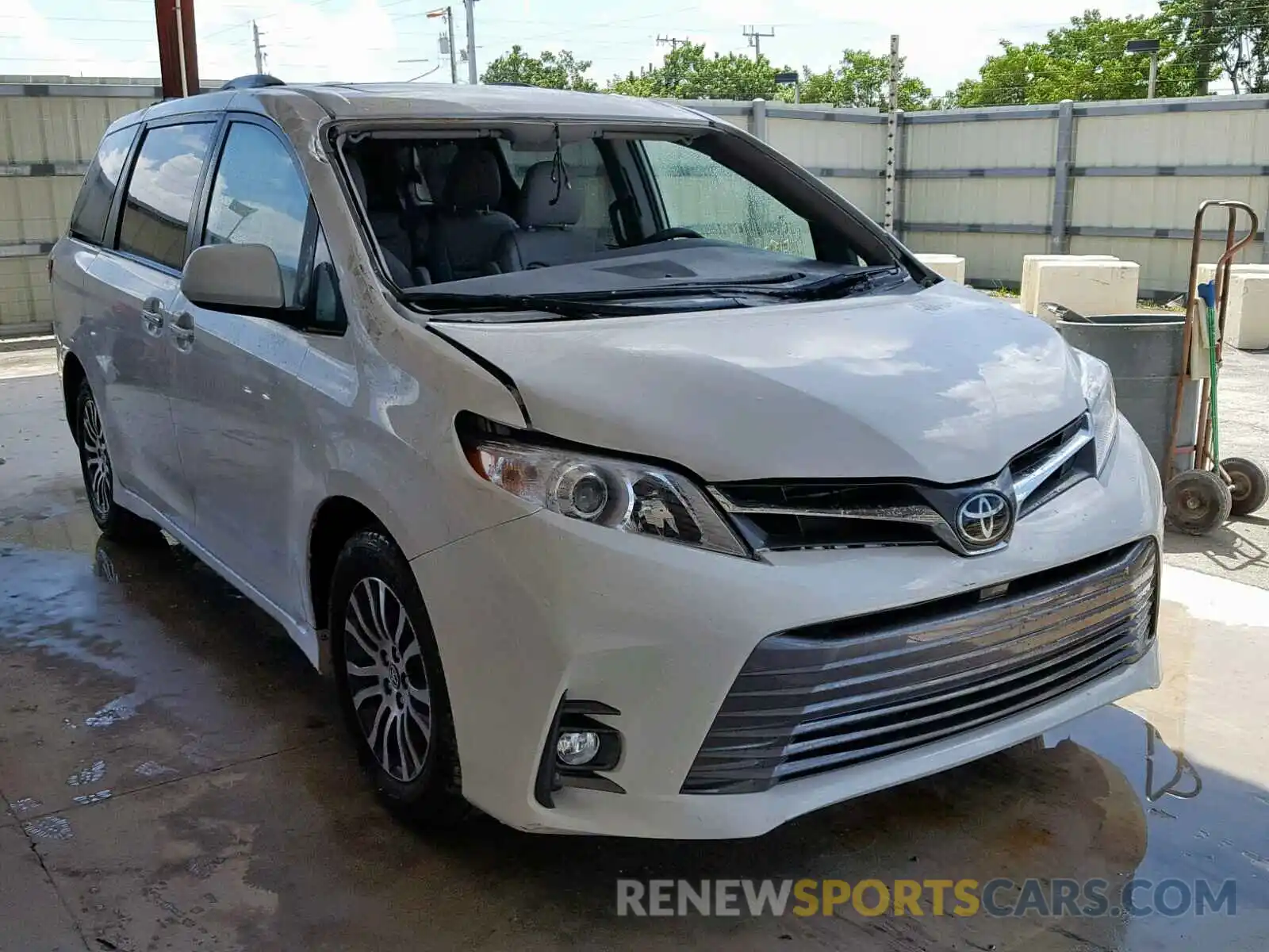 1 Photograph of a damaged car 5TDYZ3DC5LS026464 TOYOTA SIENNA 2020