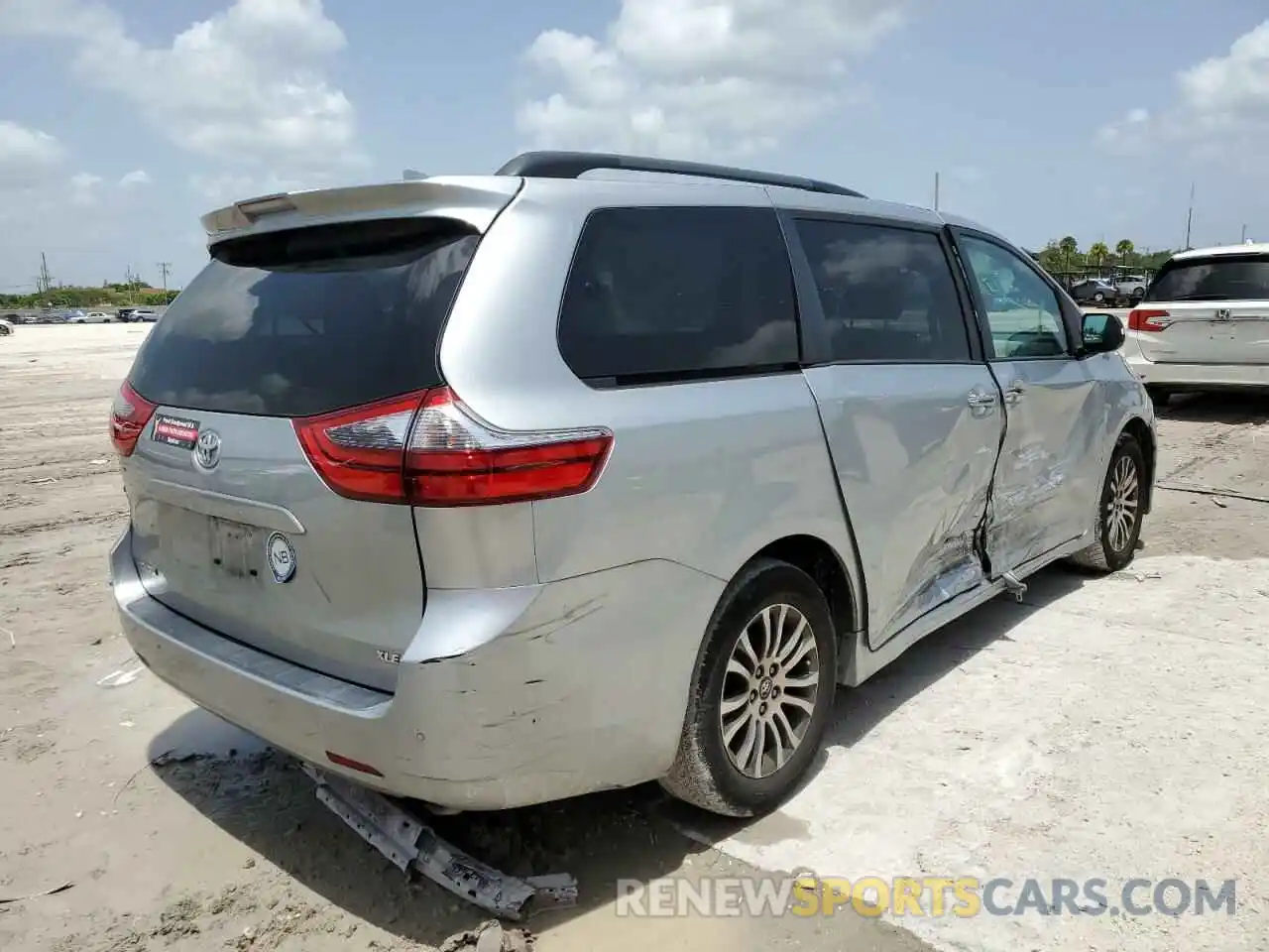 4 Photograph of a damaged car 5TDYZ3DC5LS029011 TOYOTA SIENNA 2020