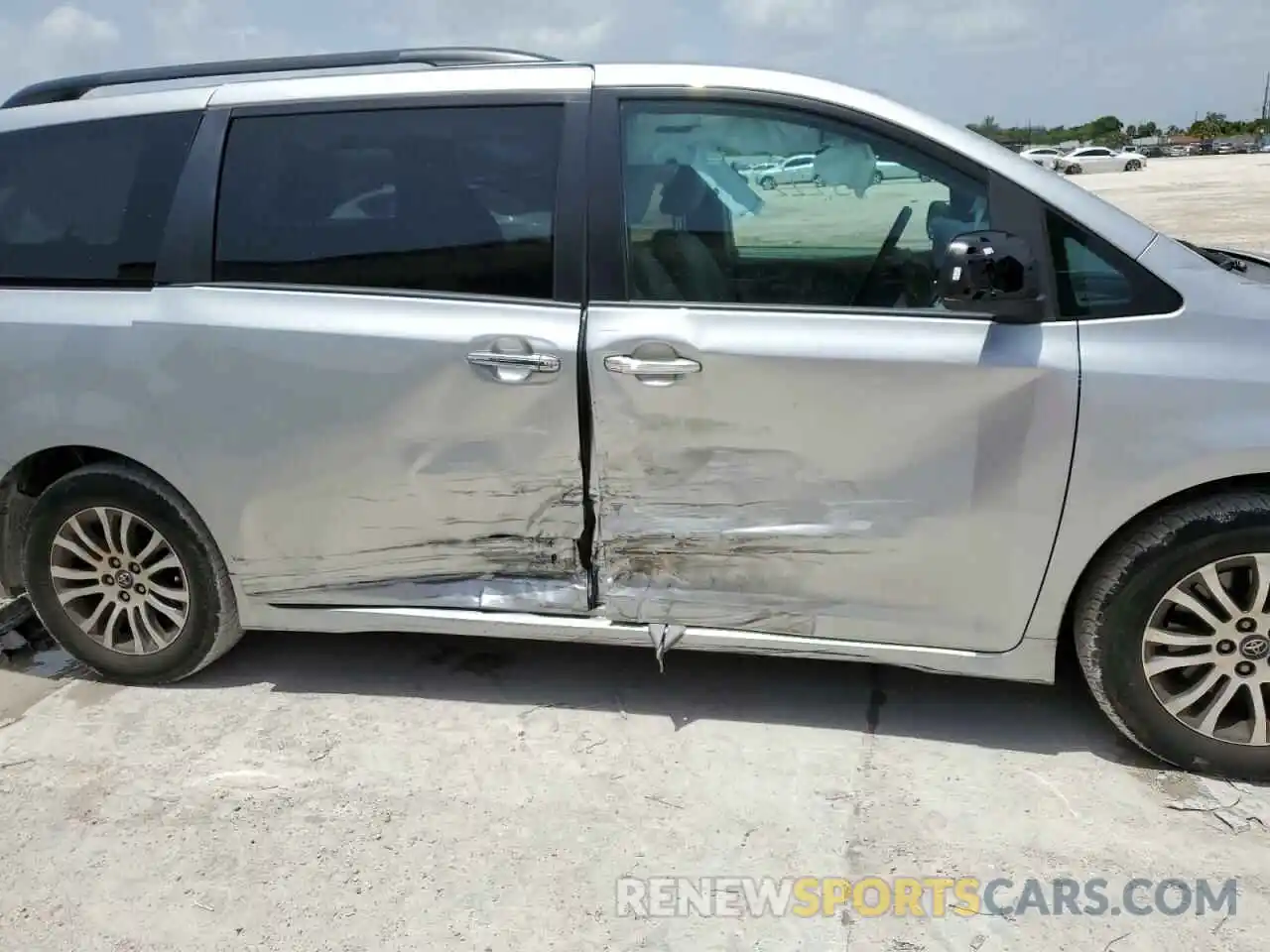 9 Photograph of a damaged car 5TDYZ3DC5LS029011 TOYOTA SIENNA 2020