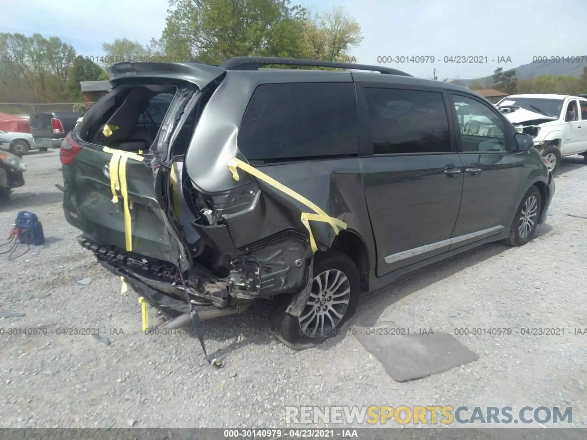 4 Photograph of a damaged car 5TDYZ3DC5LS031289 TOYOTA SIENNA 2020