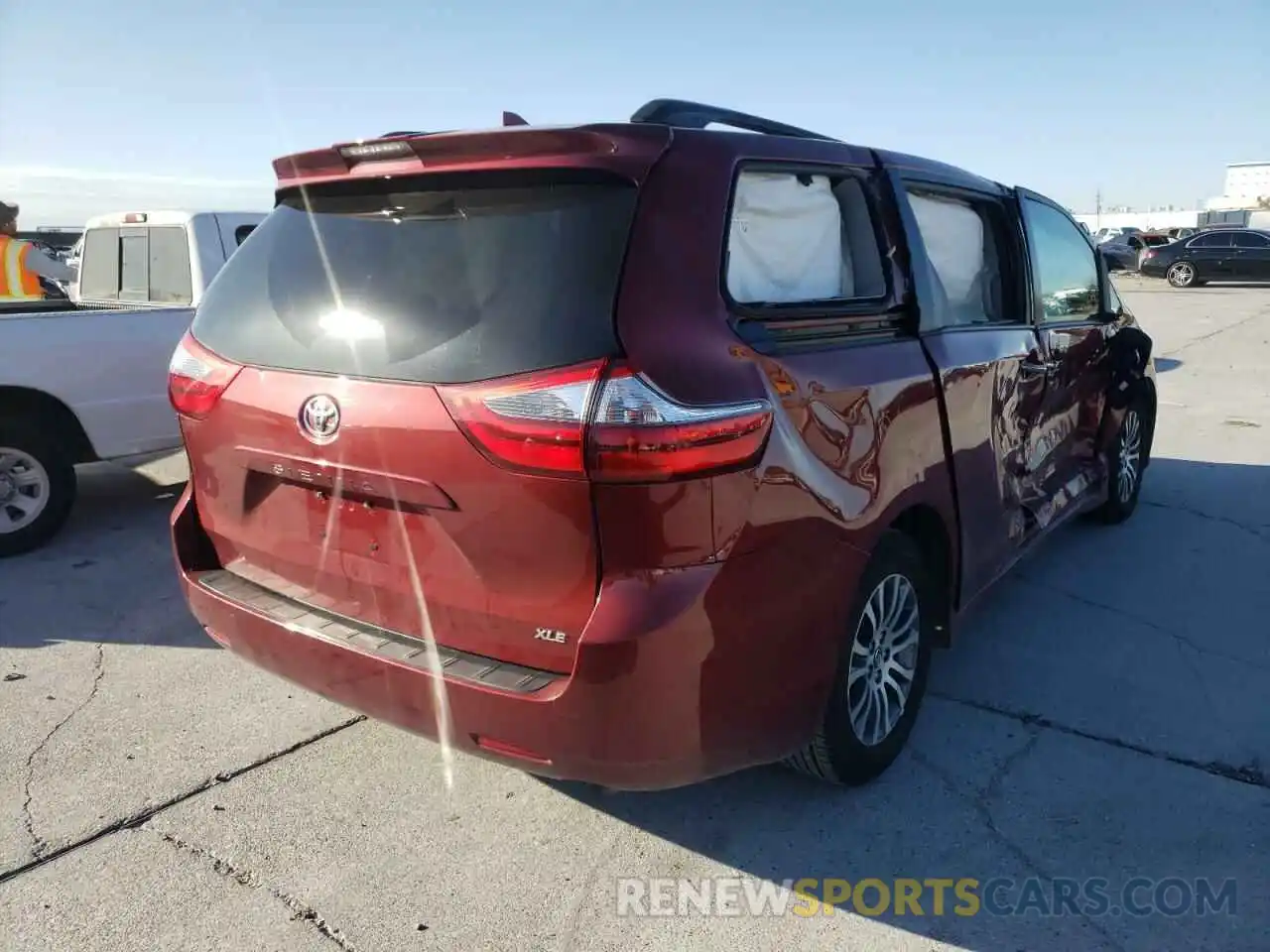 4 Photograph of a damaged car 5TDYZ3DC5LS036721 TOYOTA SIENNA 2020