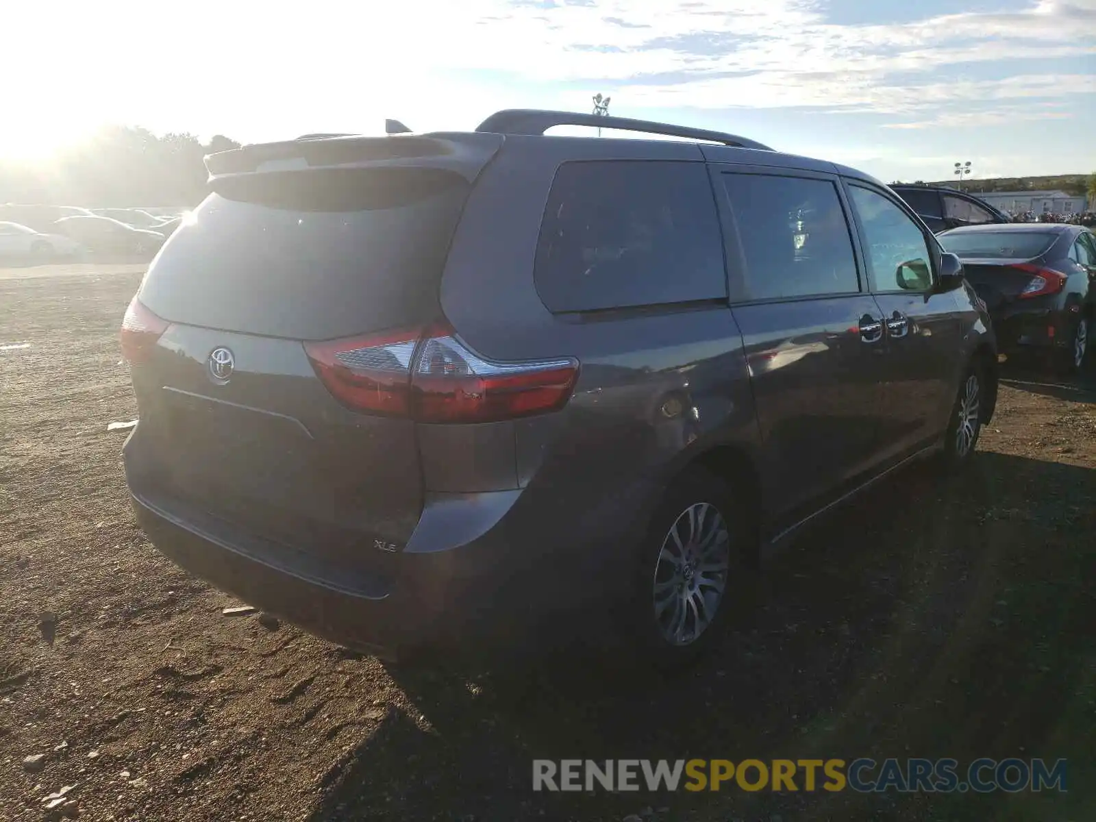 4 Photograph of a damaged car 5TDYZ3DC5LS046245 TOYOTA SIENNA 2020