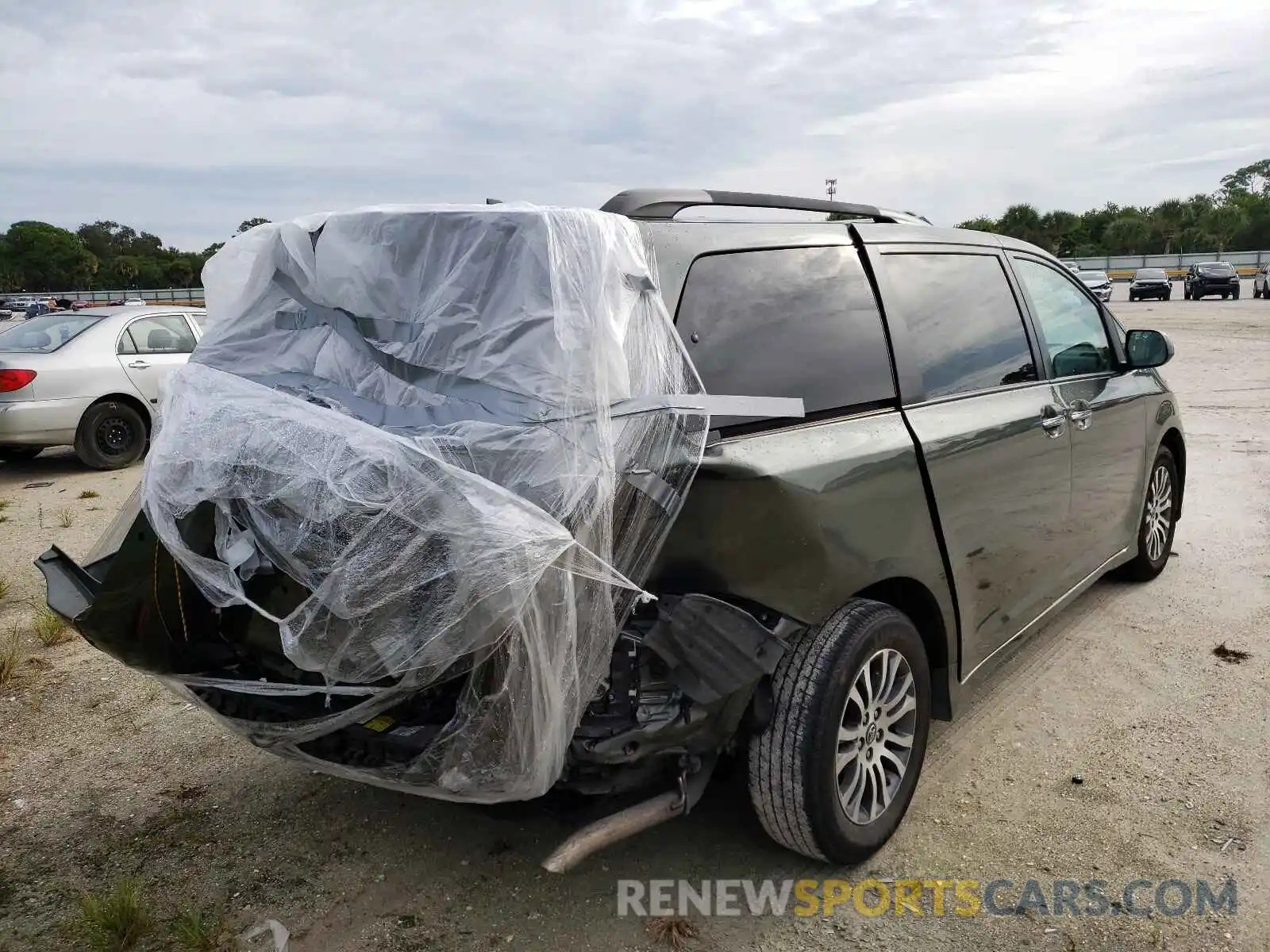 4 Photograph of a damaged car 5TDYZ3DC5LS047959 TOYOTA SIENNA 2020