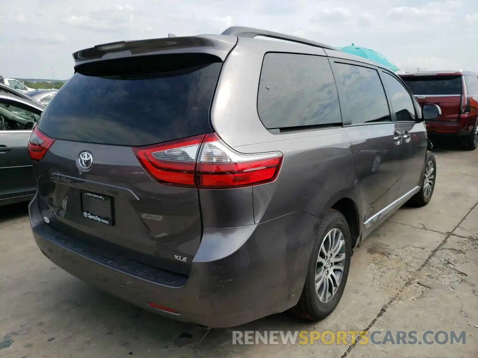 4 Photograph of a damaged car 5TDYZ3DC5LS055804 TOYOTA SIENNA 2020