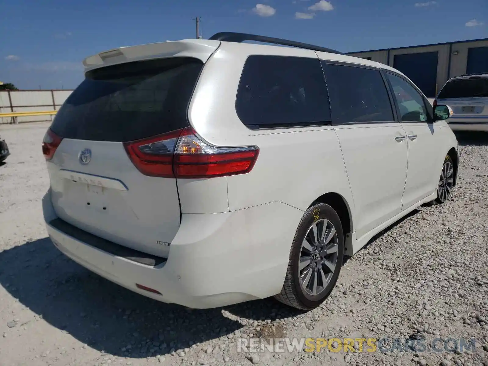 4 Photograph of a damaged car 5TDYZ3DC5LS061330 TOYOTA SIENNA 2020