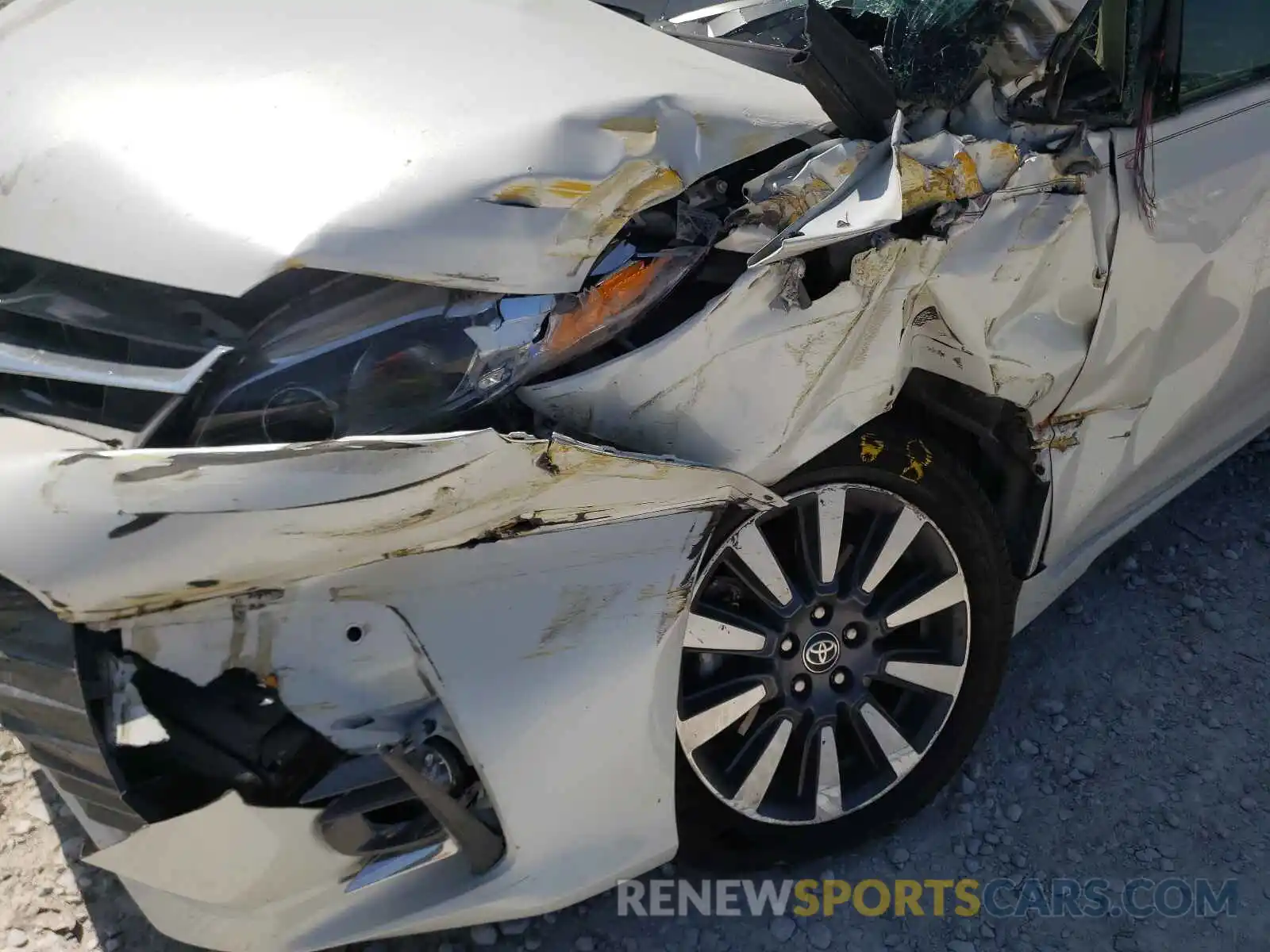 9 Photograph of a damaged car 5TDYZ3DC5LS061330 TOYOTA SIENNA 2020