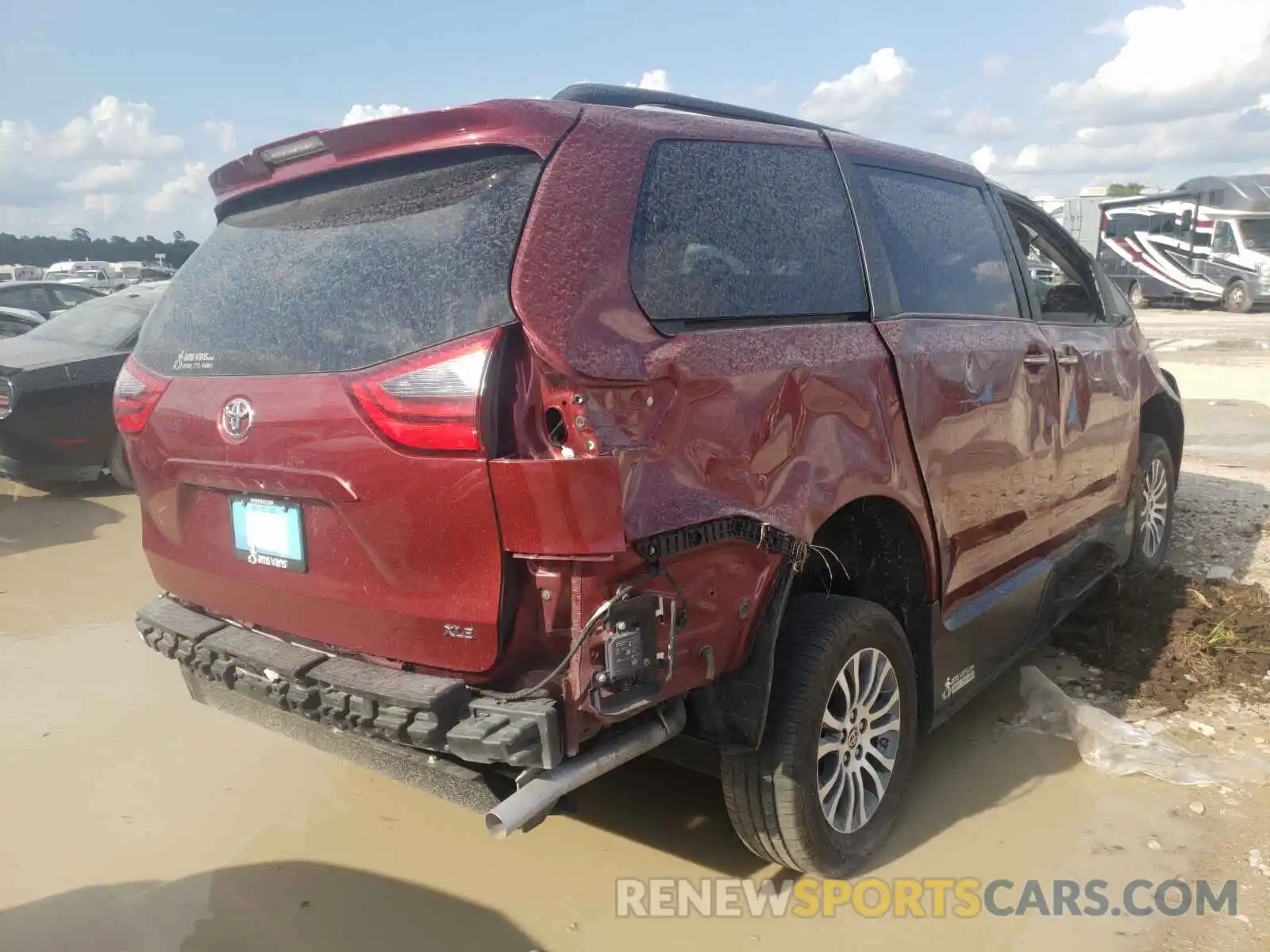 4 Photograph of a damaged car 5TDYZ3DC5LS064017 TOYOTA SIENNA 2020