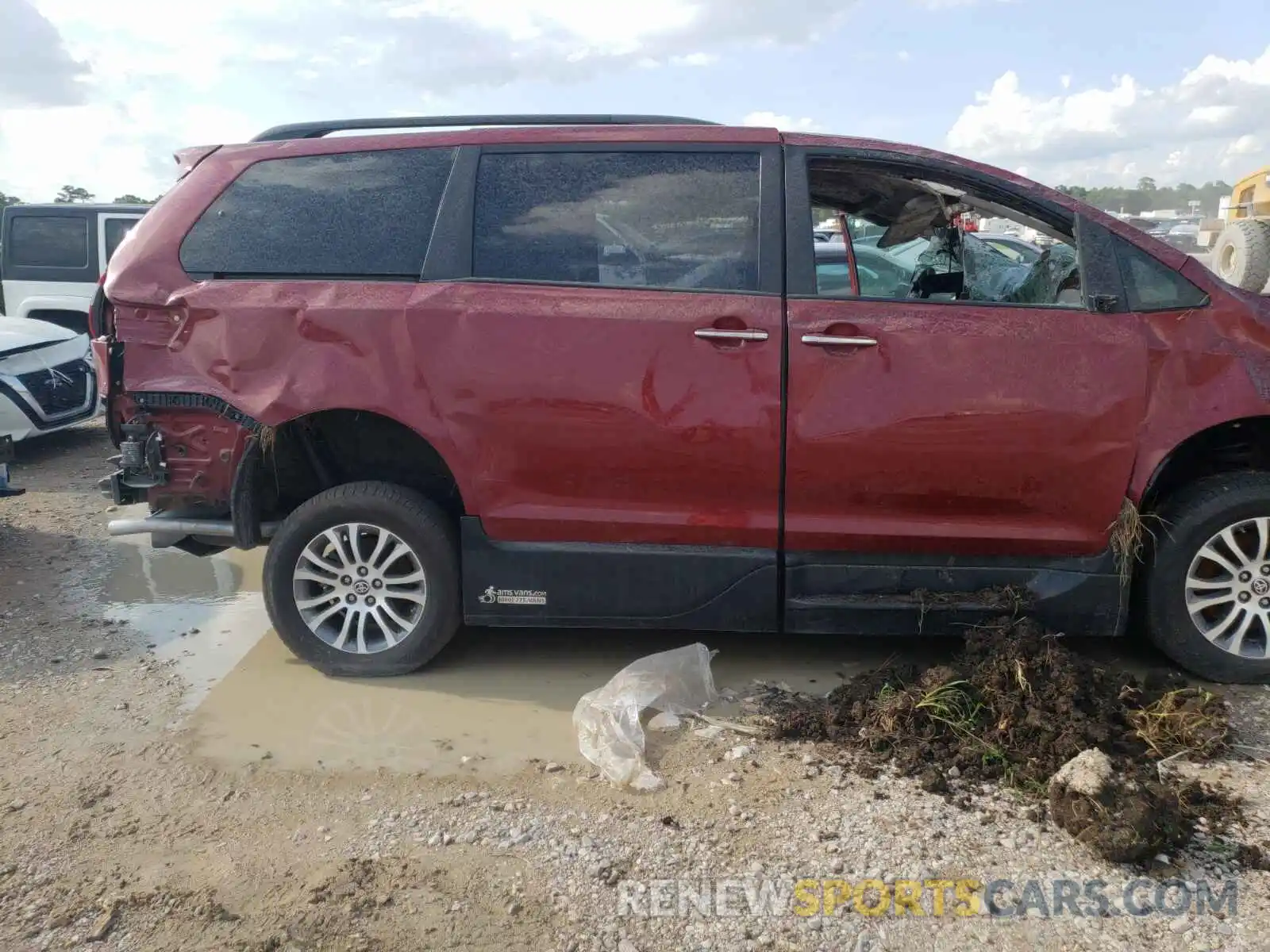 9 Photograph of a damaged car 5TDYZ3DC5LS064017 TOYOTA SIENNA 2020