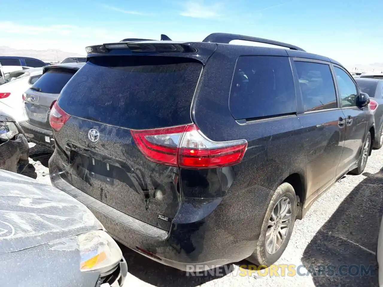 4 Photograph of a damaged car 5TDYZ3DC5LS067970 TOYOTA SIENNA 2020