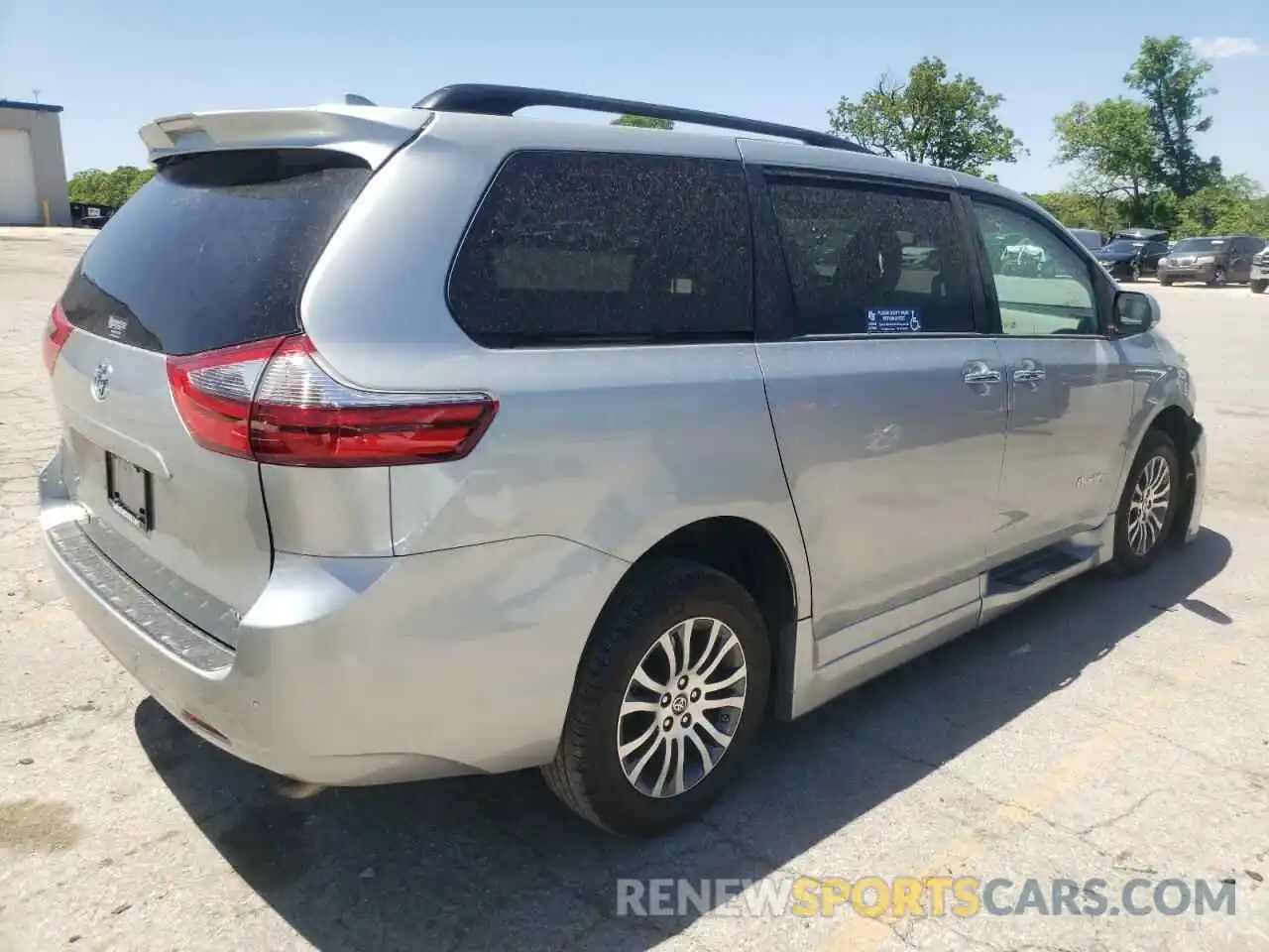 4 Photograph of a damaged car 5TDYZ3DC5LS072912 TOYOTA SIENNA 2020